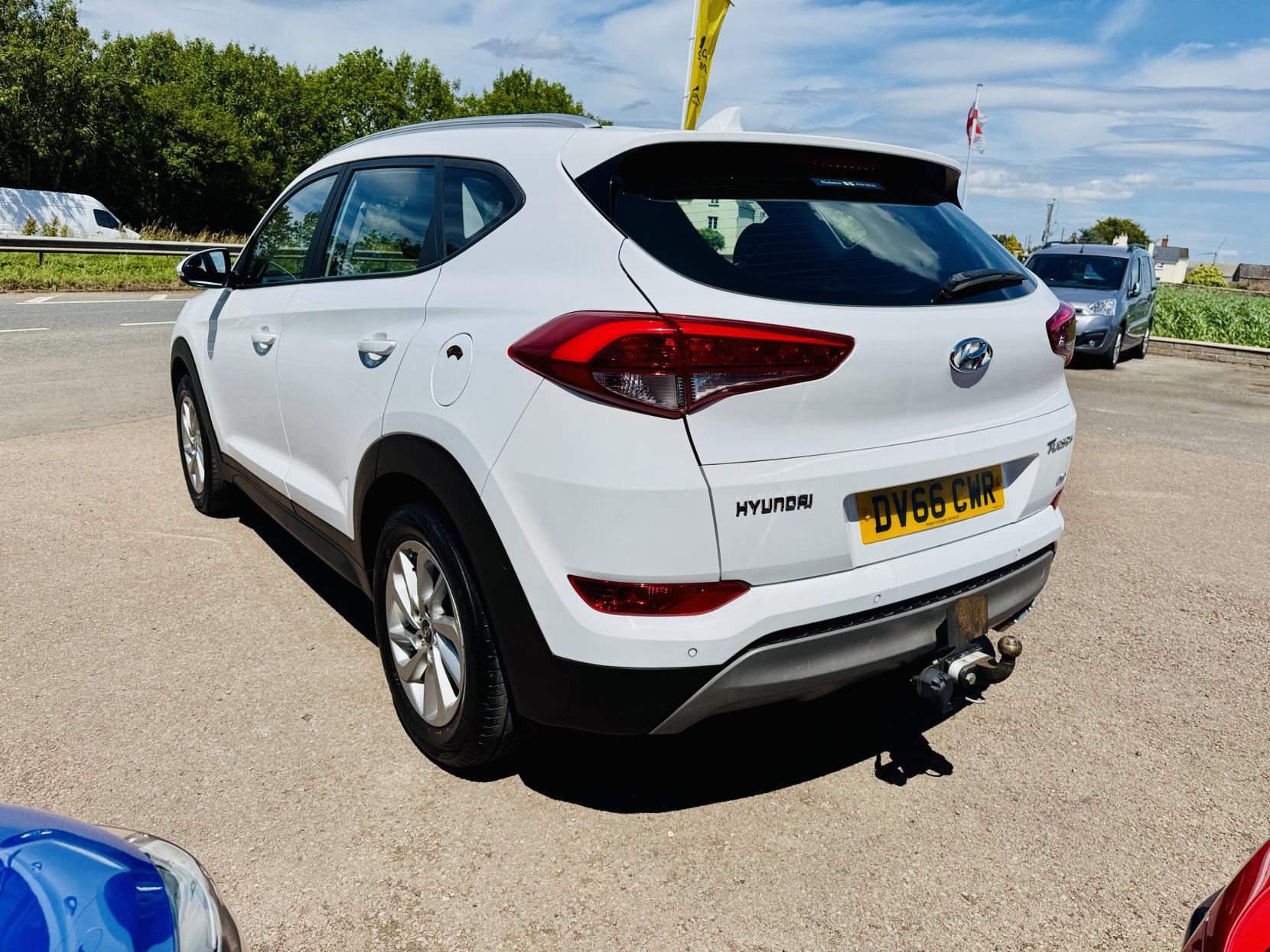 Hyundai TUCSON 2.0 CRDi SE Nav SUV 5dr Diesel Manual 4WD Euro 6 (136 ps)