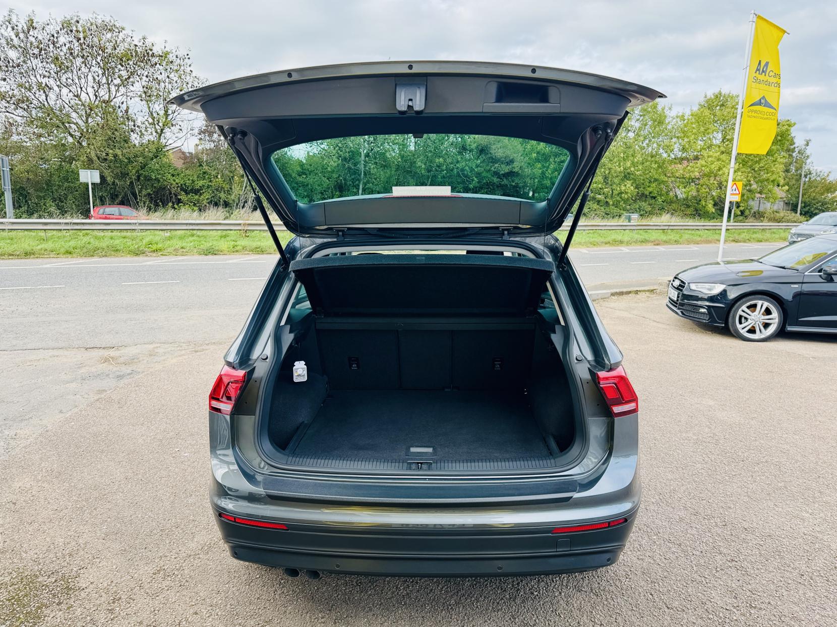 Volkswagen Tiguan 2.0 TDI BlueMotion Tech SE Navigation SUV 5dr Diesel Manual Euro 6 (s/s) (150 ps)