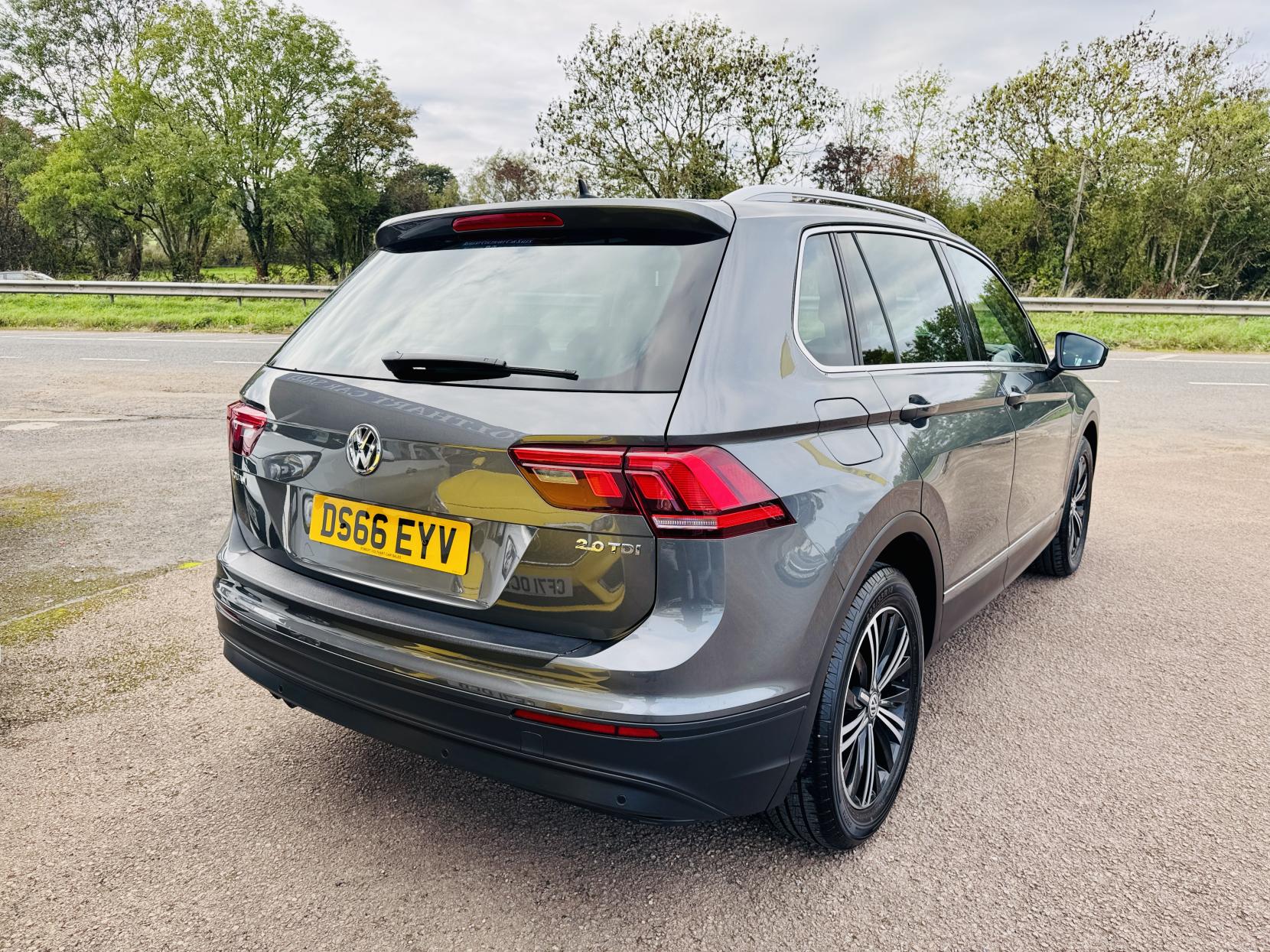 Volkswagen Tiguan 2.0 TDI BlueMotion Tech SE Navigation SUV 5dr Diesel Manual Euro 6 (s/s) (150 ps)