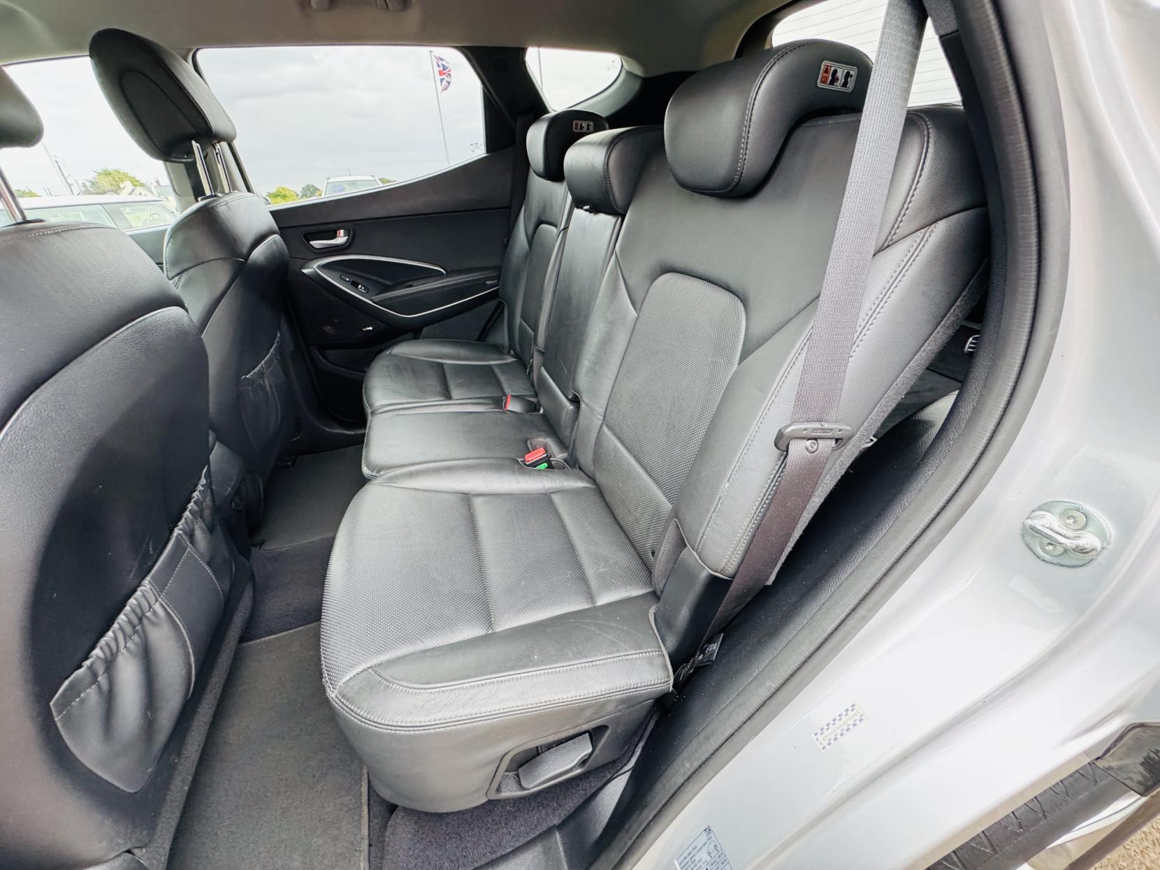 Hyundai Santa Fe 2.2 CRDi Blue Drive Premium SUV 5dr Diesel Auto 4WD Euro 6 (s/s) (7 Seat) (200 ps)