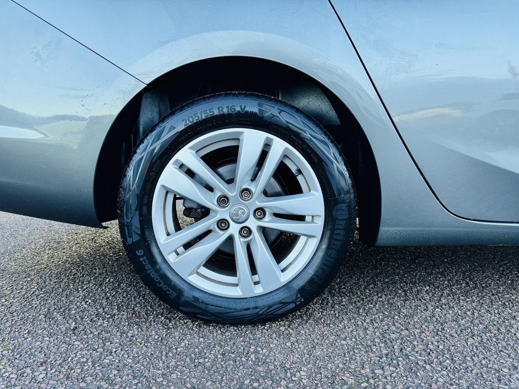 Vauxhall Astra 1.5 Turbo D Business Edition Nav Sports Tourer 5dr Diesel Manual Euro 6 (s/s) (122 ps)