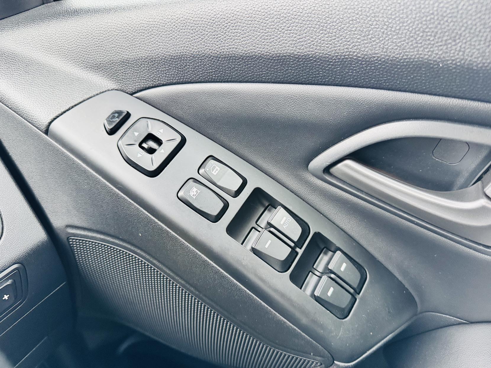 Hyundai ix35 2.0 CRDi SE SUV 5dr Diesel Auto 4WD Euro 5 (Nav) (134 bhp)