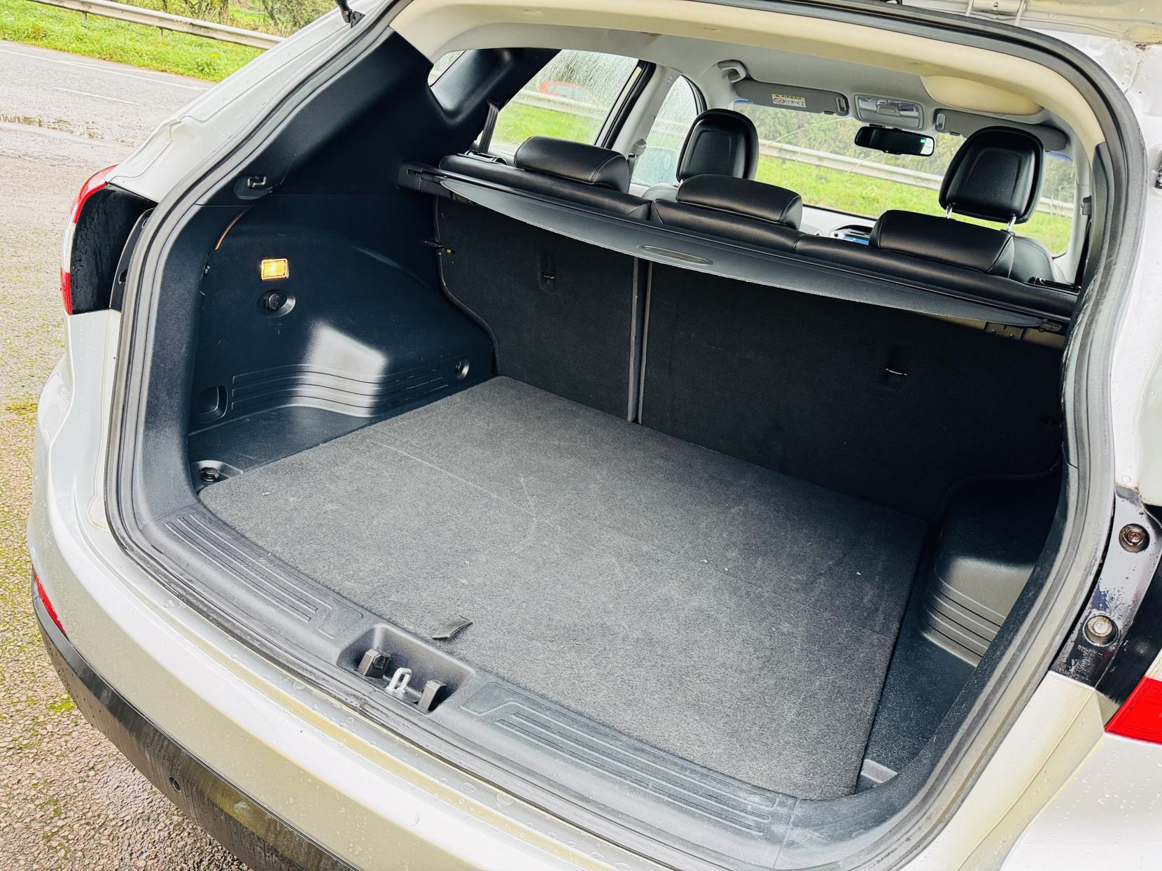 Hyundai ix35 2.0 CRDi SE SUV 5dr Diesel Auto 4WD Euro 5 (Nav) (134 bhp)