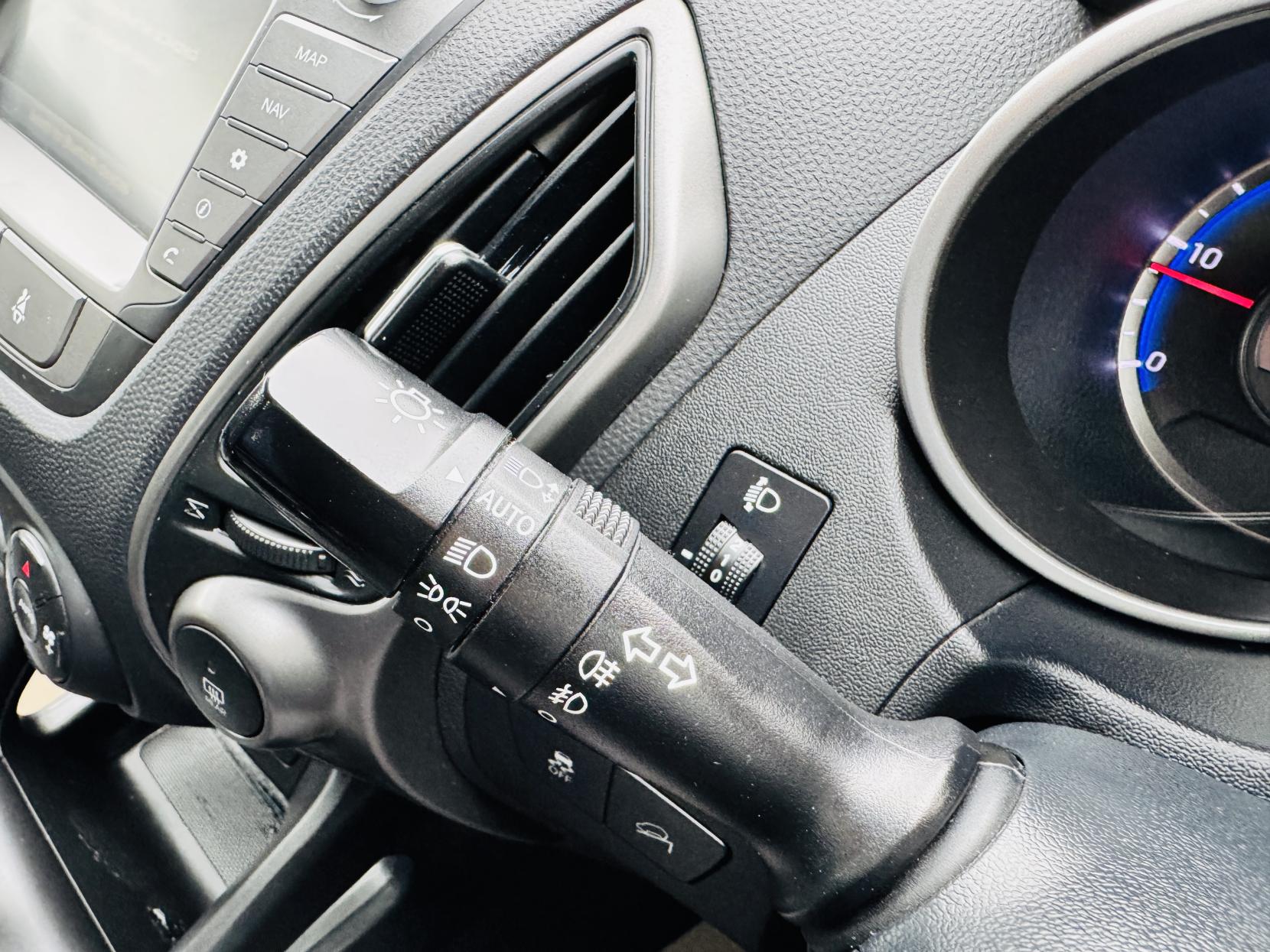 Hyundai ix35 2.0 CRDi SE SUV 5dr Diesel Auto 4WD Euro 5 (Nav) (134 bhp)