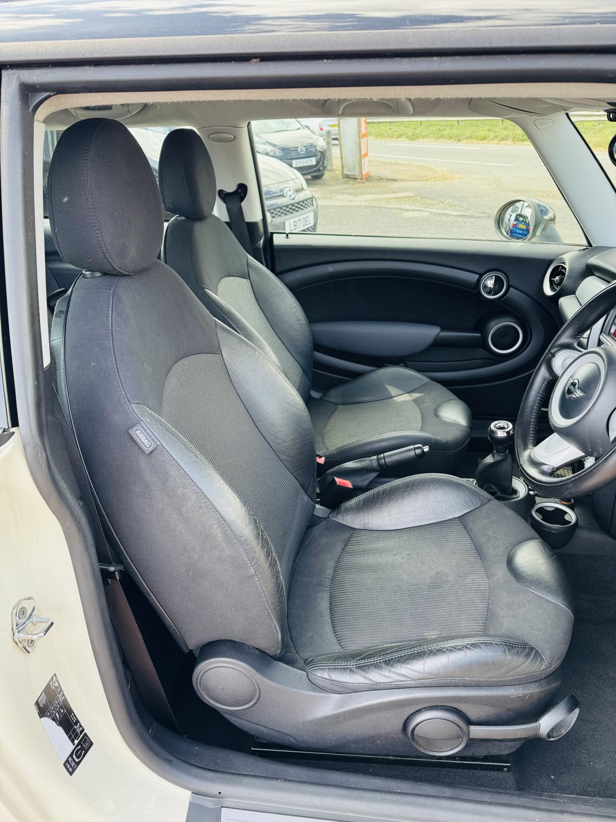 MINI Hatch 1.6 Cooper D Hatchback 3dr Diesel Manual Euro 4 (110 ps)
