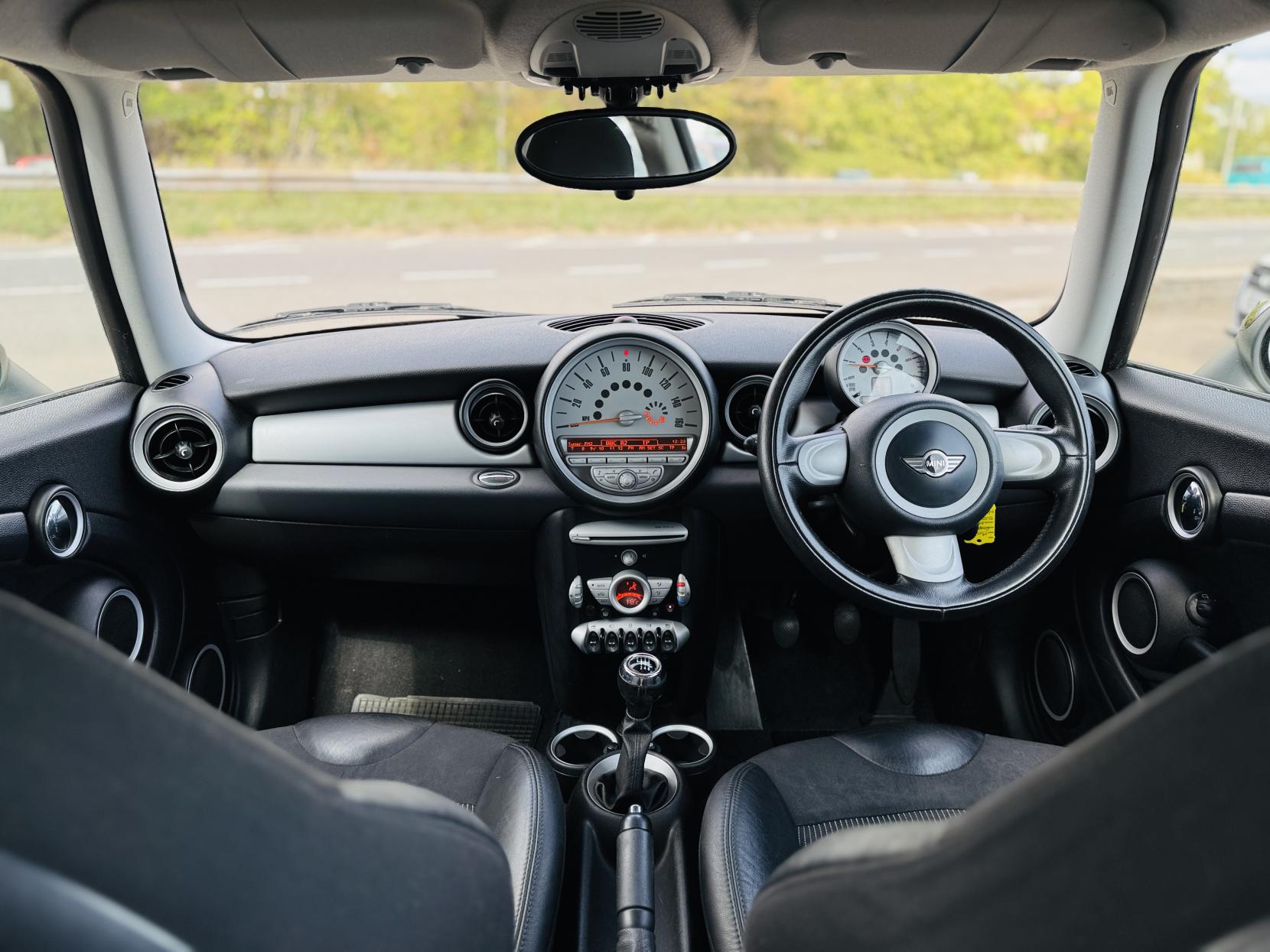 MINI Hatch 1.6 Cooper D Hatchback 3dr Diesel Manual Euro 4 (110 ps)