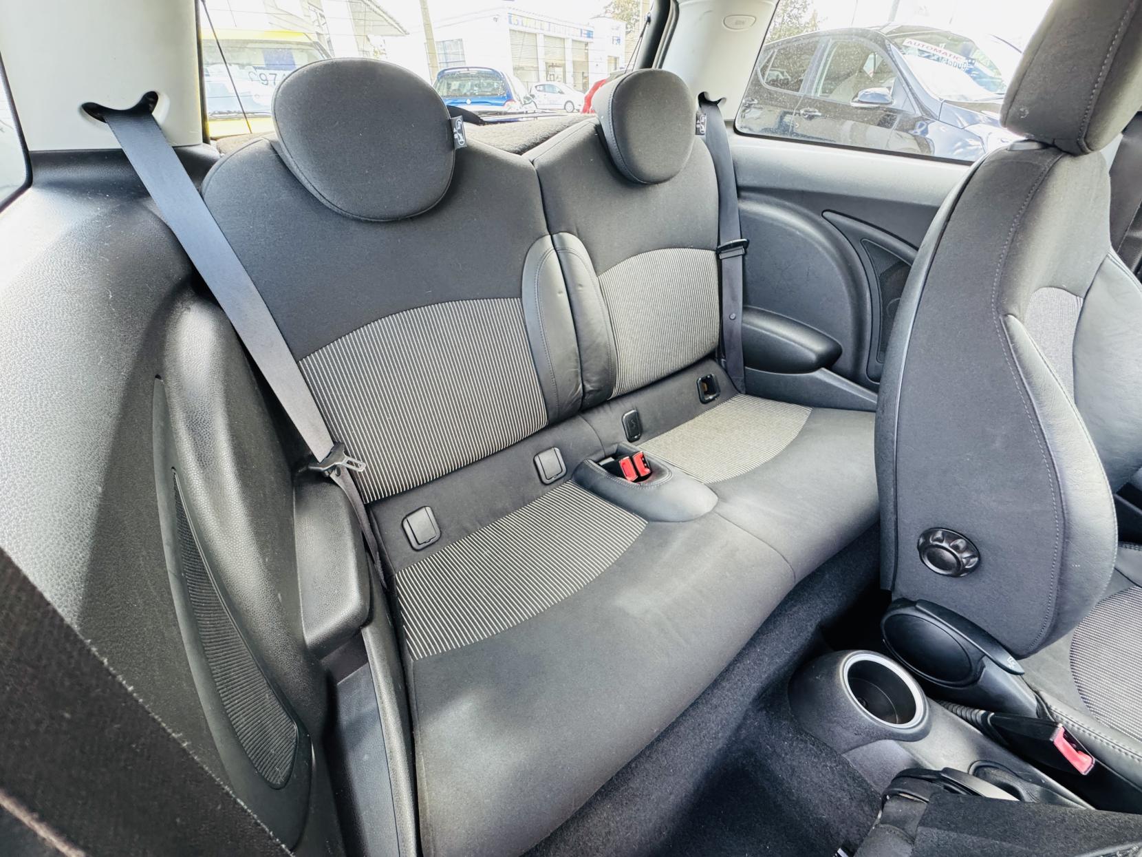 MINI Hatch 1.6 Cooper D Hatchback 3dr Diesel Manual Euro 4 (110 ps)