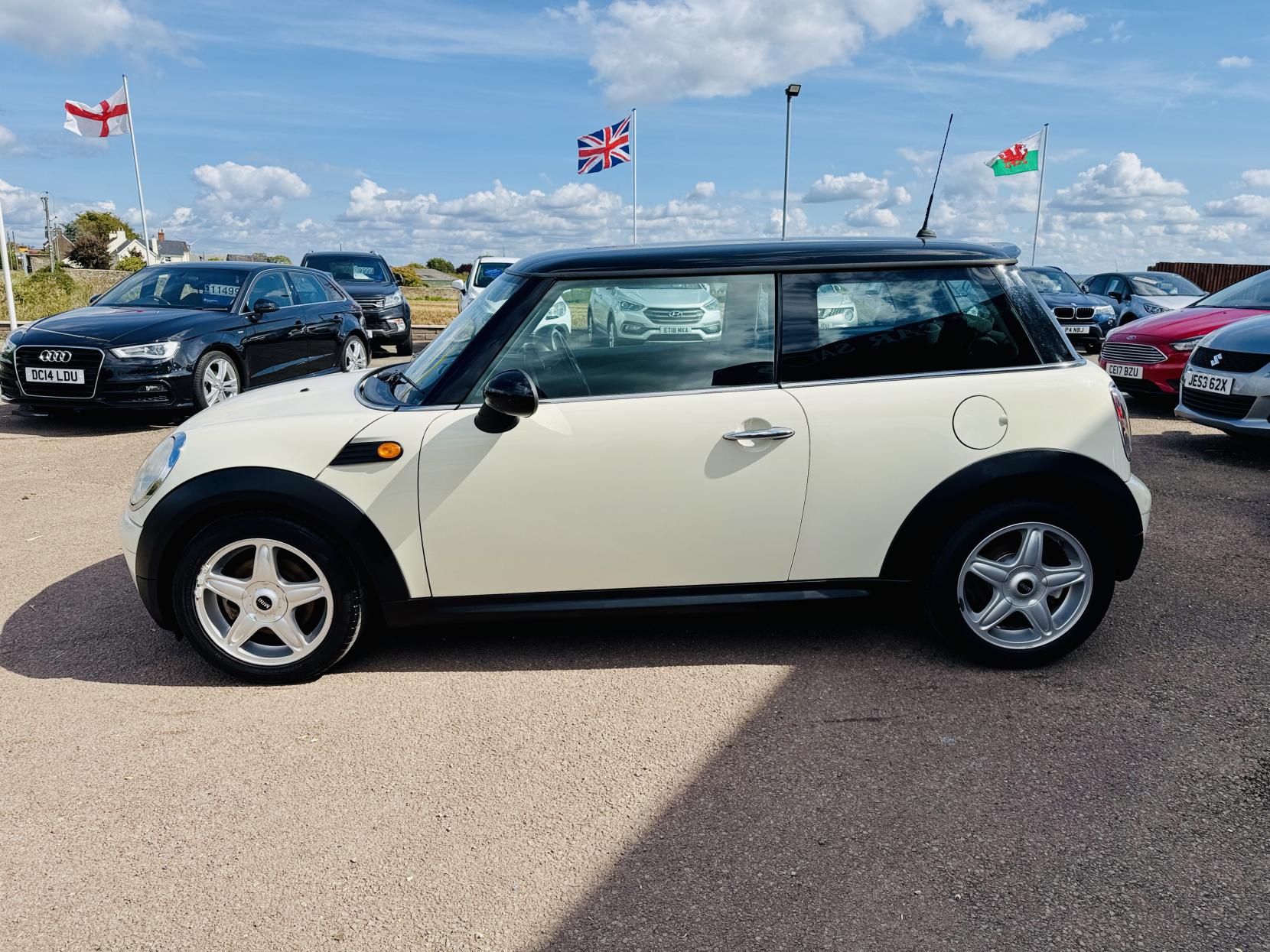 MINI Hatch 1.6 Cooper D Hatchback 3dr Diesel Manual Euro 4 (110 ps)