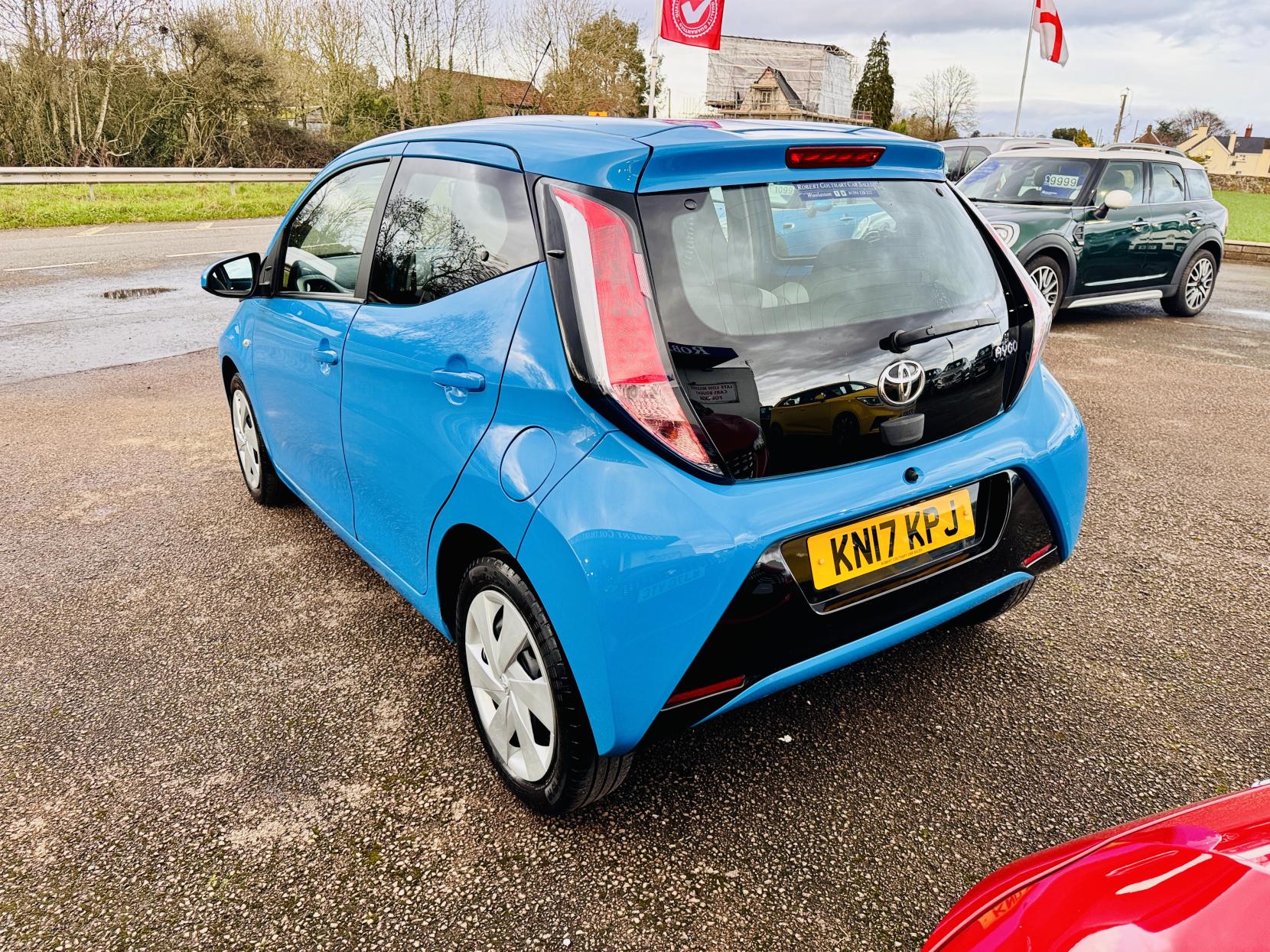 Toyota AYGO 1.0 VVT-i x-play Hatchback 5dr Petrol Manual Euro 6 (68 ps)