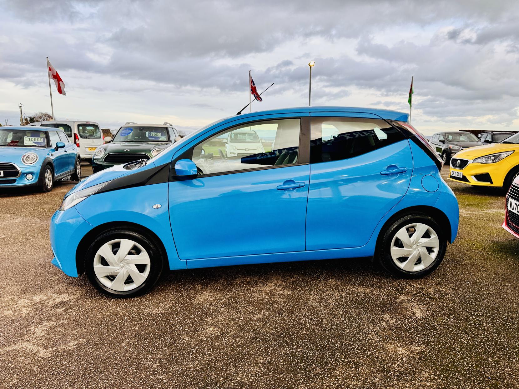 Toyota AYGO 1.0 VVT-i x-play Hatchback 5dr Petrol Manual Euro 6 (68 ps)