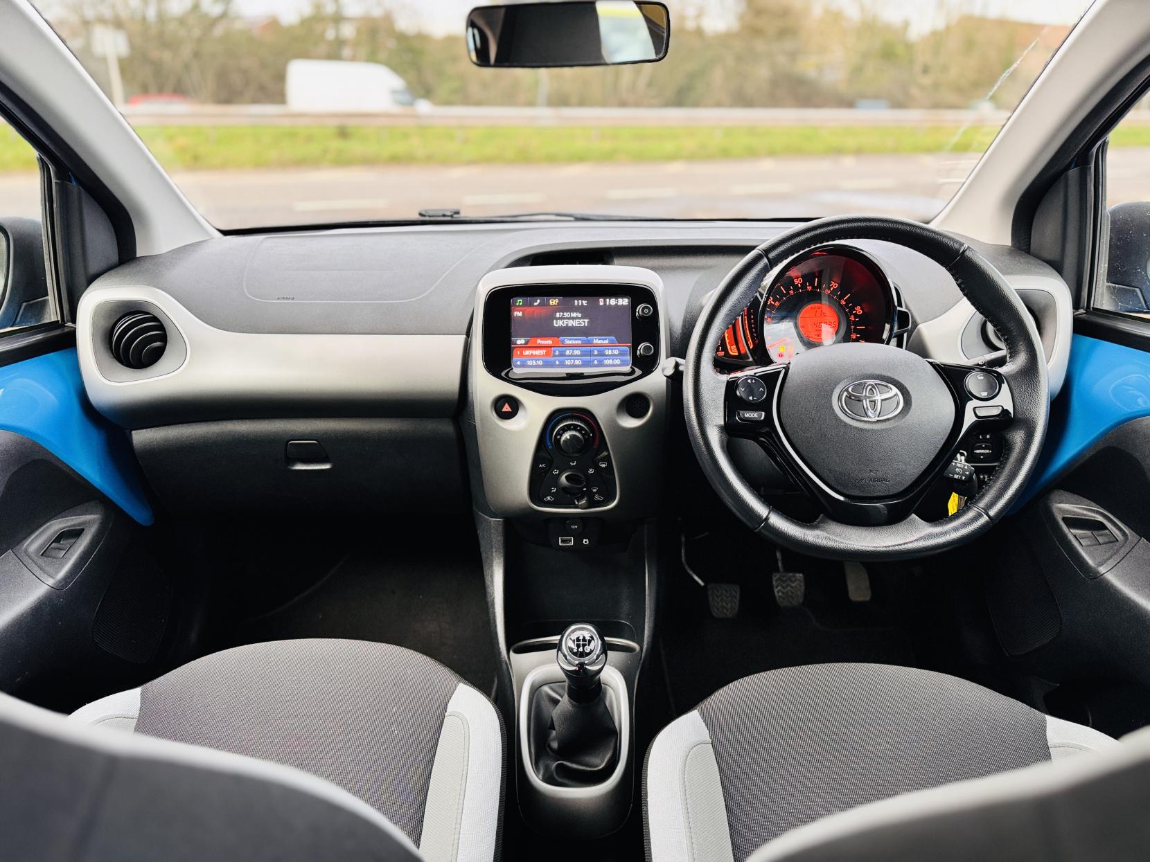 Toyota AYGO 1.0 VVT-i x-play Hatchback 5dr Petrol Manual Euro 6 (68 ps)