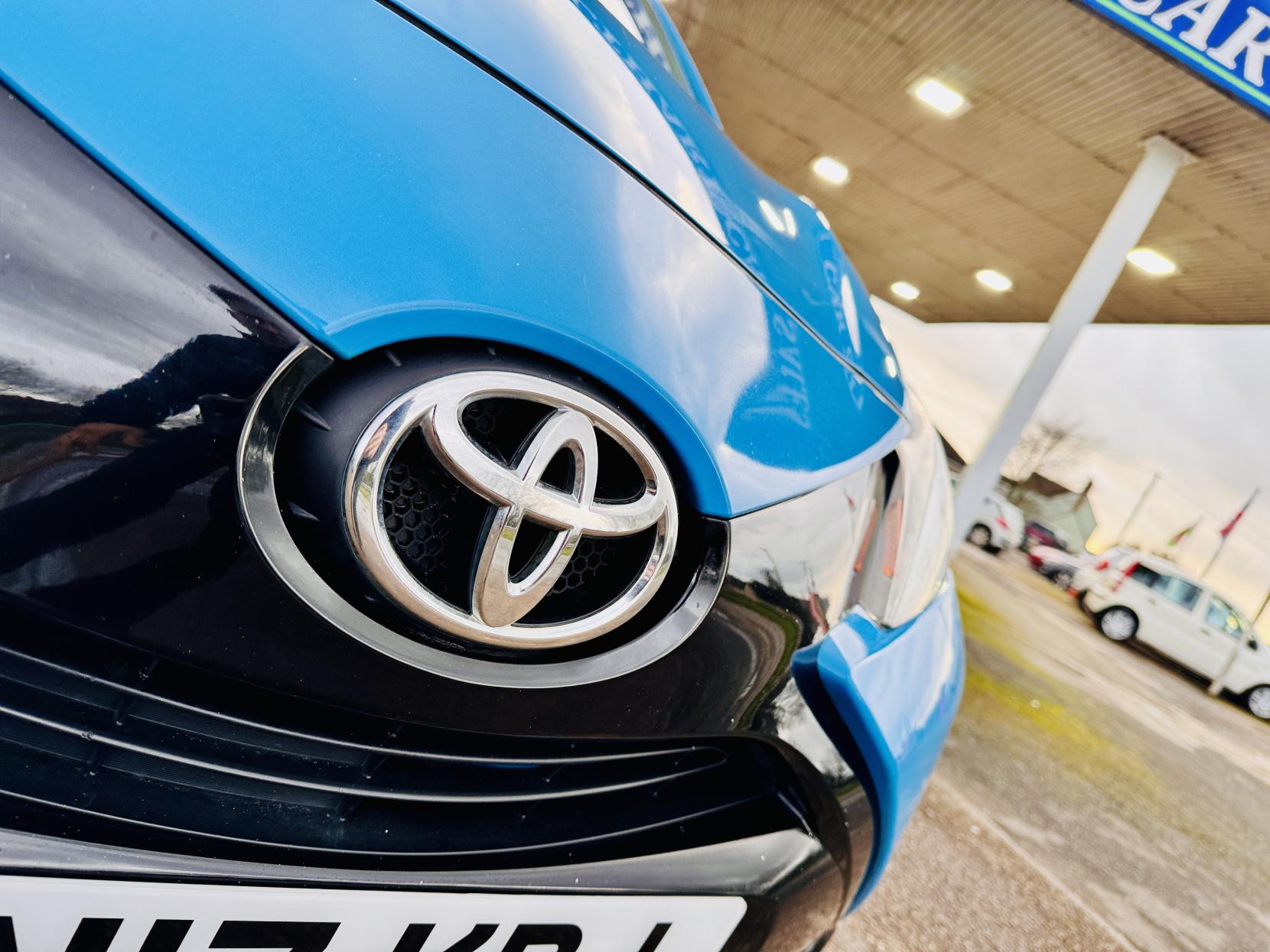 Toyota AYGO 1.0 VVT-i x-play Hatchback 5dr Petrol Manual Euro 6 (68 ps)