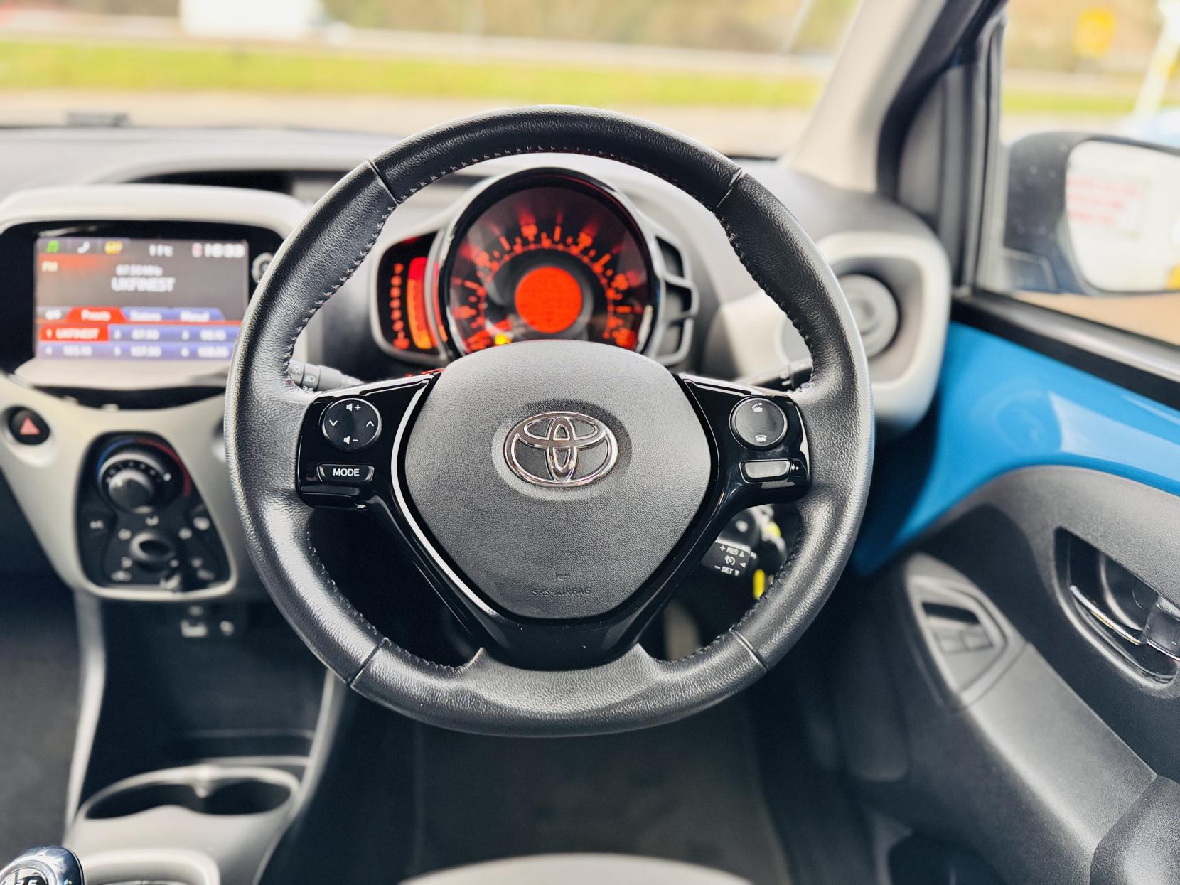 Toyota AYGO 1.0 VVT-i x-play Hatchback 5dr Petrol Manual Euro 6 (68 ps)