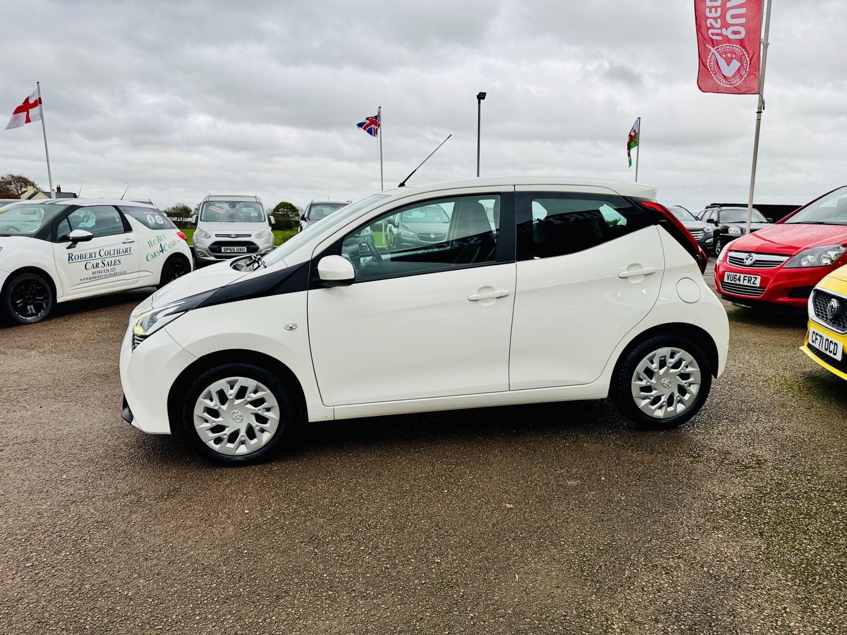 Toyota AYGO 1.0 VVT-i x-play Hatchback 5dr Petrol Manual Euro 6 (71 ps)