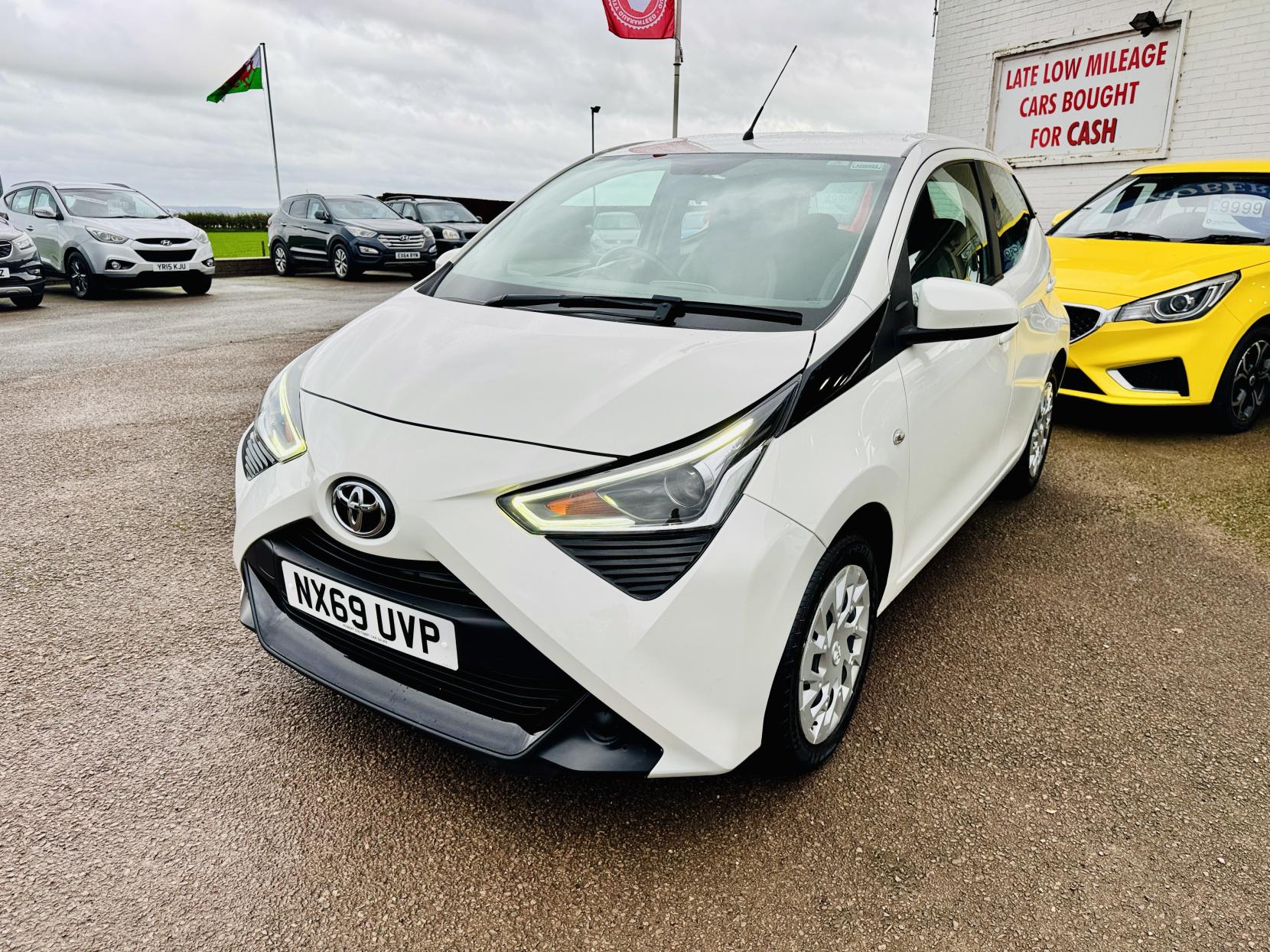 Toyota AYGO 1.0 VVT-i x-play Hatchback 5dr Petrol Manual Euro 6 (71 ps)