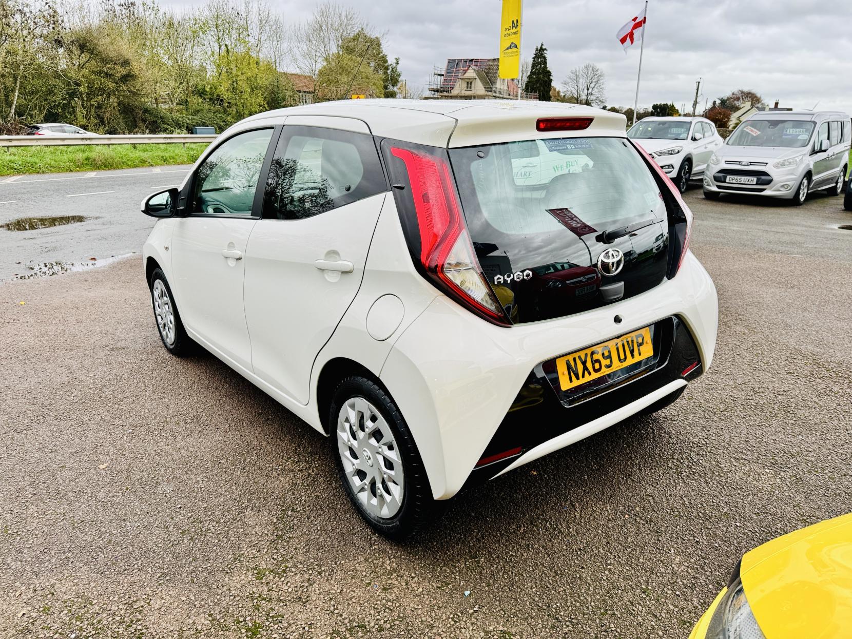 Toyota AYGO 1.0 VVT-i x-play Hatchback 5dr Petrol Manual Euro 6 (71 ps)