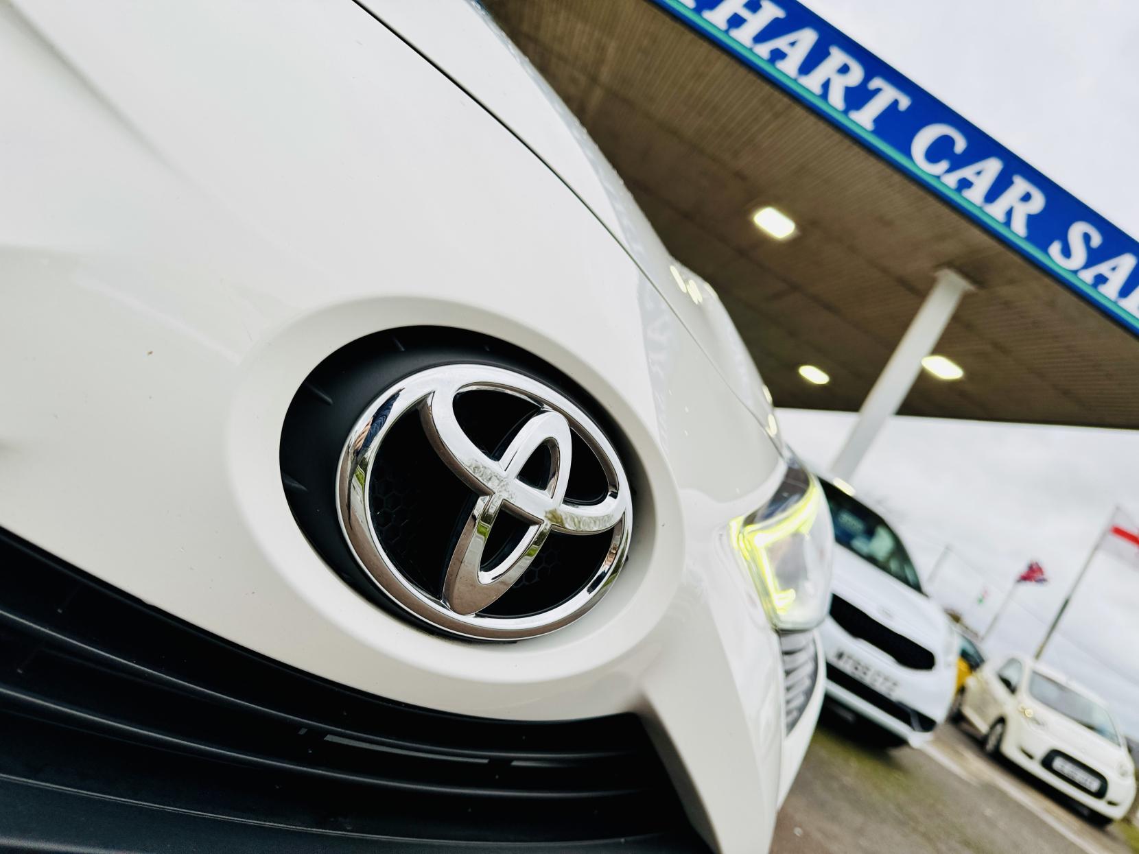 Toyota AYGO 1.0 VVT-i x-play Hatchback 5dr Petrol Manual Euro 6 (71 ps)