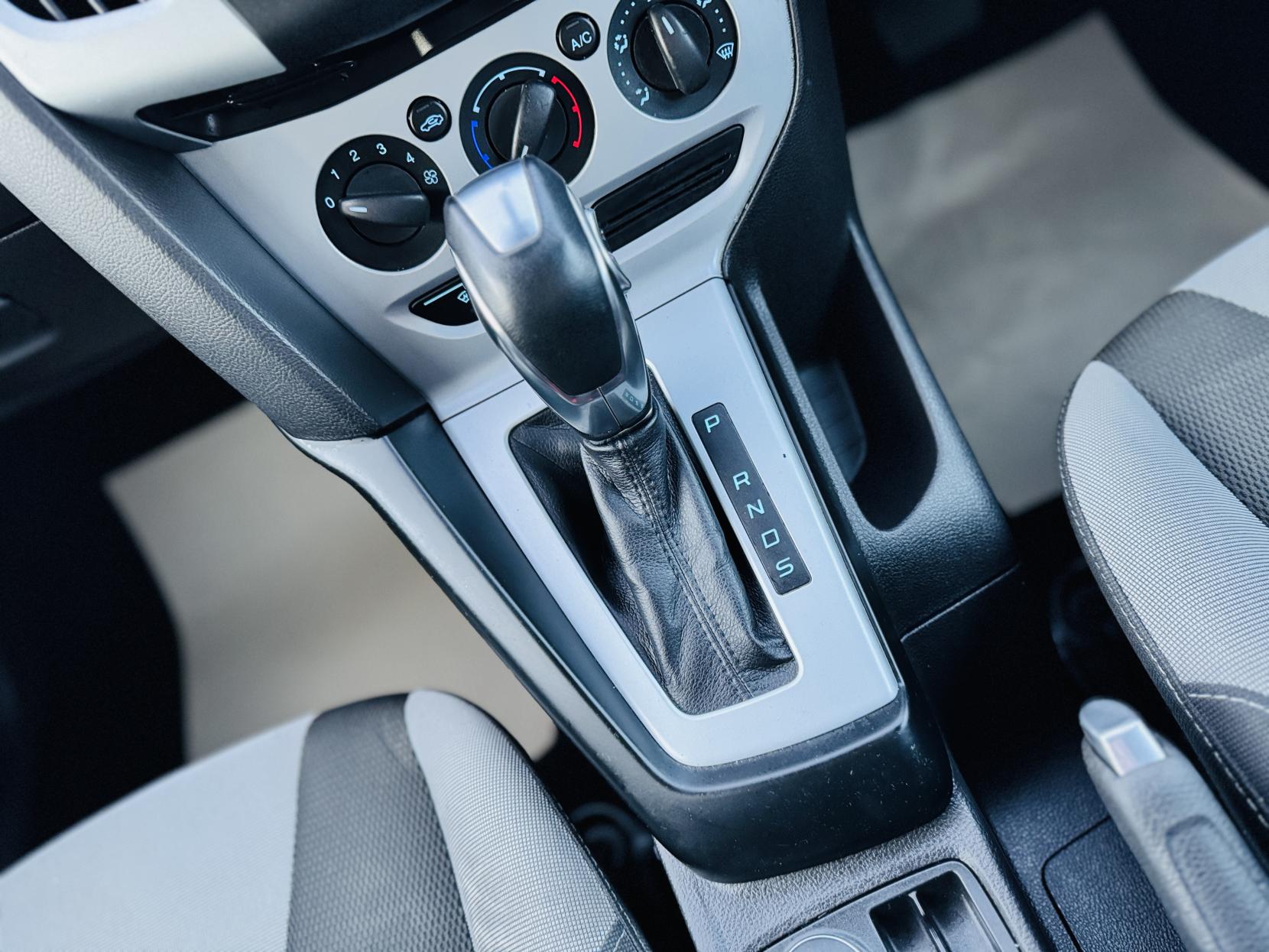 Ford Focus 1.6 Zetec Hatchback 5dr Petrol Powershift Euro 5 (125 ps)