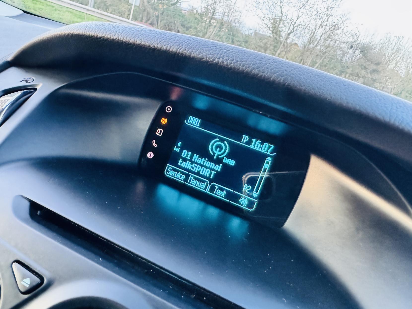 Ford Focus 1.6 Zetec Hatchback 5dr Petrol Powershift Euro 5 (125 ps)