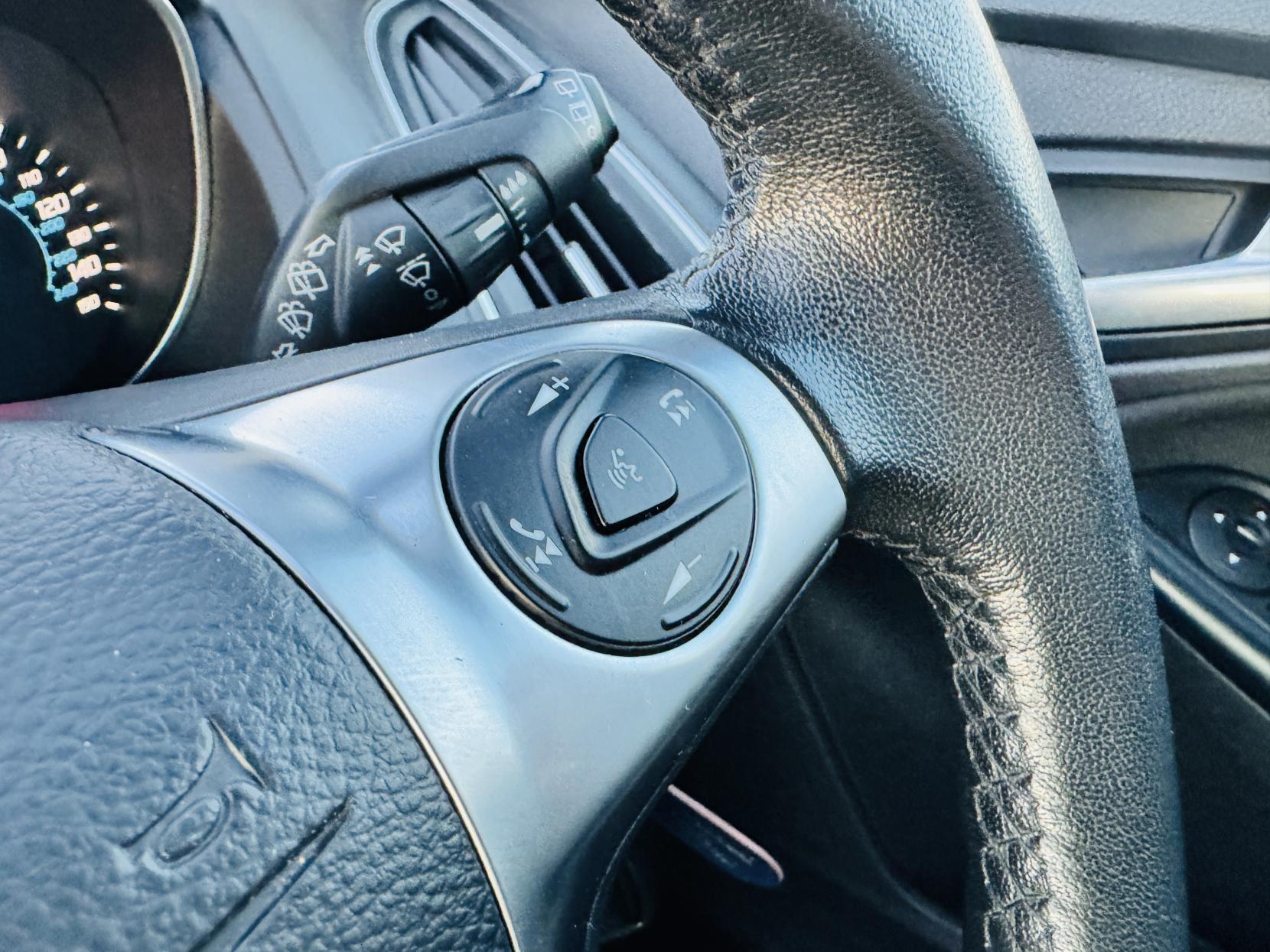 Ford Focus 1.6 Zetec Hatchback 5dr Petrol Powershift Euro 5 (125 ps)