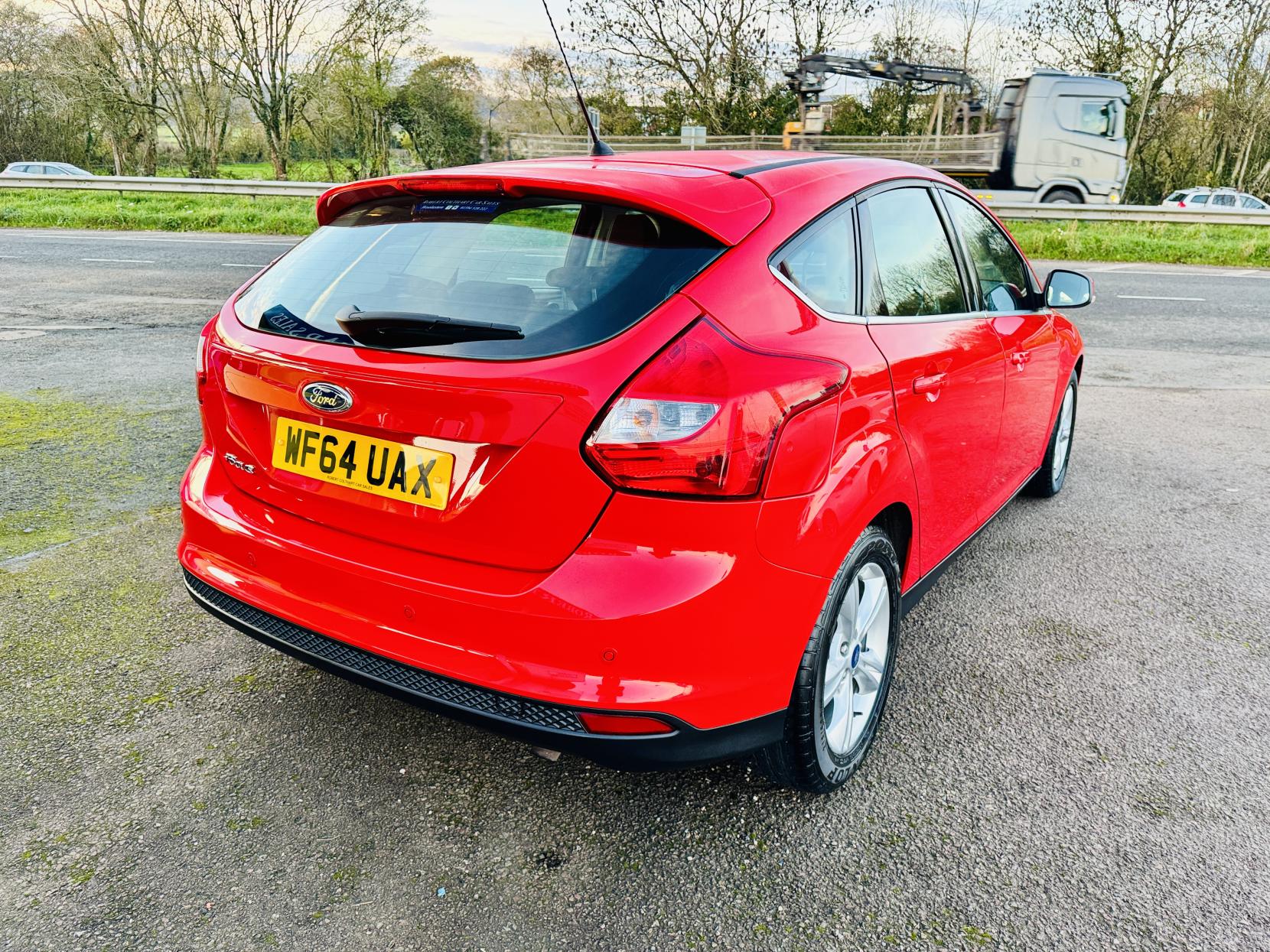 Ford Focus 1.6 Zetec Hatchback 5dr Petrol Powershift Euro 5 (125 ps)