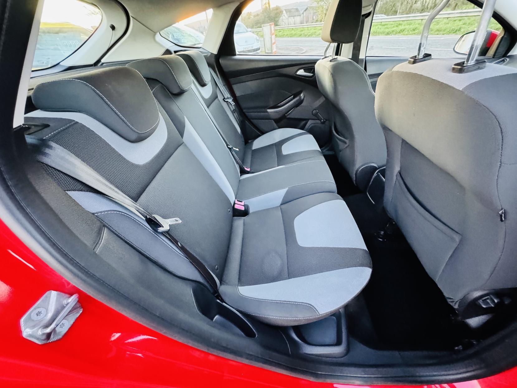 Ford Focus 1.6 Zetec Hatchback 5dr Petrol Powershift Euro 5 (125 ps)