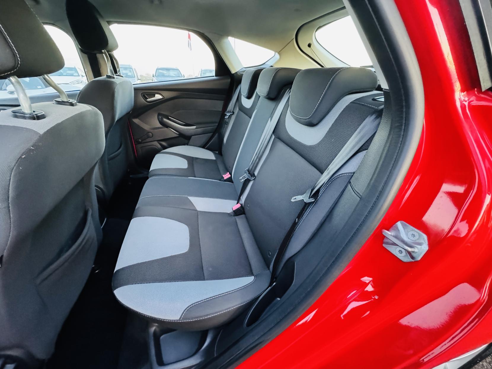 Ford Focus 1.6 Zetec Hatchback 5dr Petrol Powershift Euro 5 (125 ps)