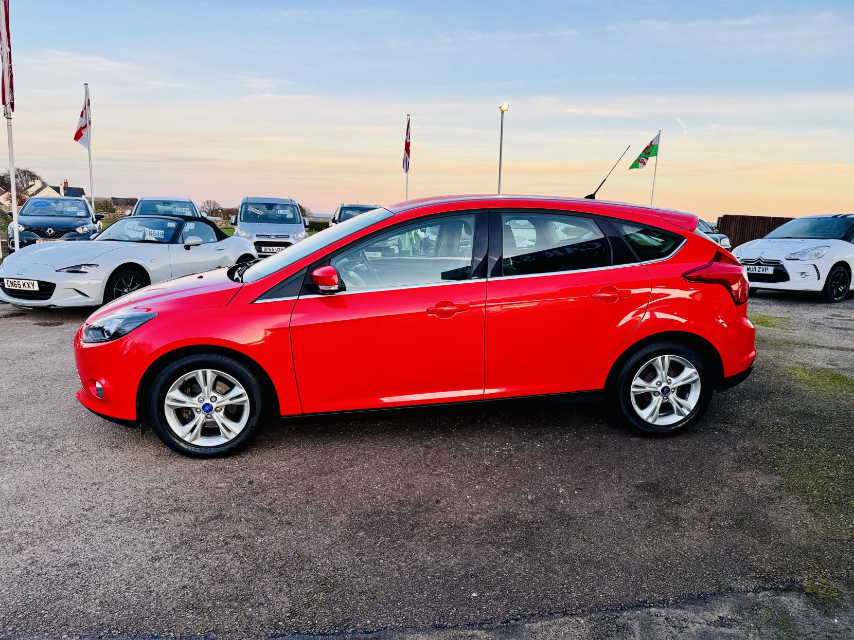 Ford Focus 1.6 Zetec Hatchback 5dr Petrol Powershift Euro 5 (125 ps)