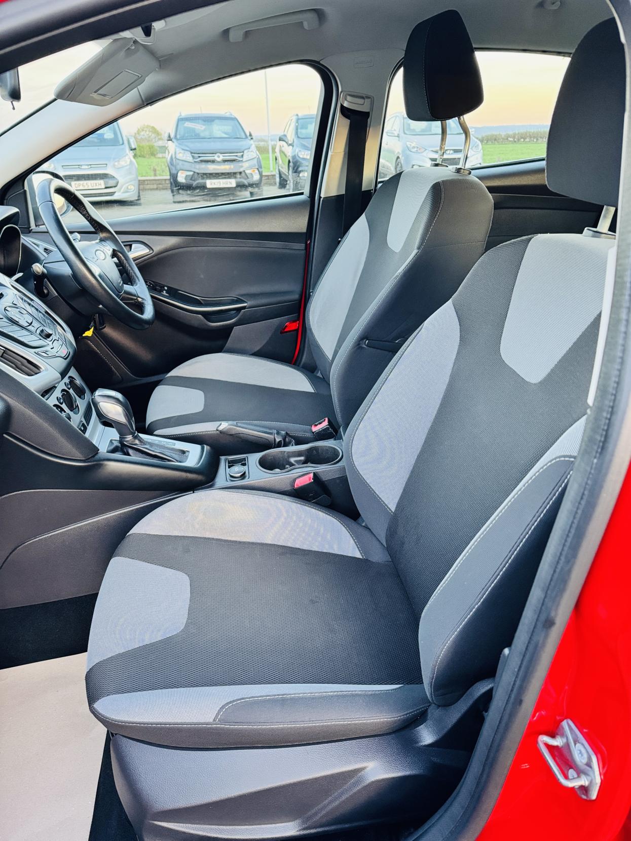 Ford Focus 1.6 Zetec Hatchback 5dr Petrol Powershift Euro 5 (125 ps)