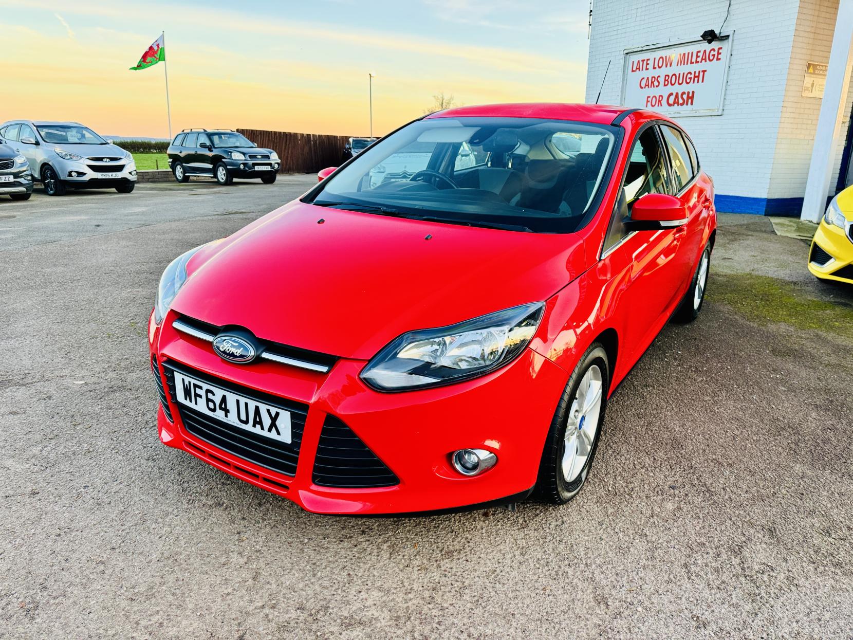 Ford Focus 1.6 Zetec Hatchback 5dr Petrol Powershift Euro 5 (125 ps)