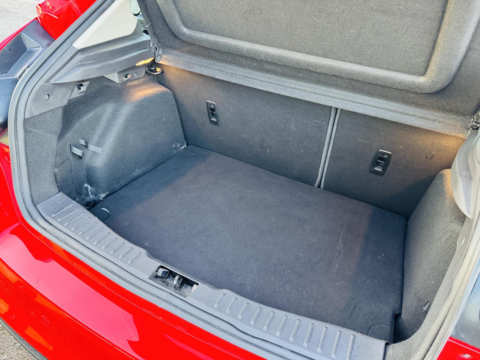 Ford Focus 1.6 Zetec Hatchback 5dr Petrol Powershift Euro 5 (125 ps)