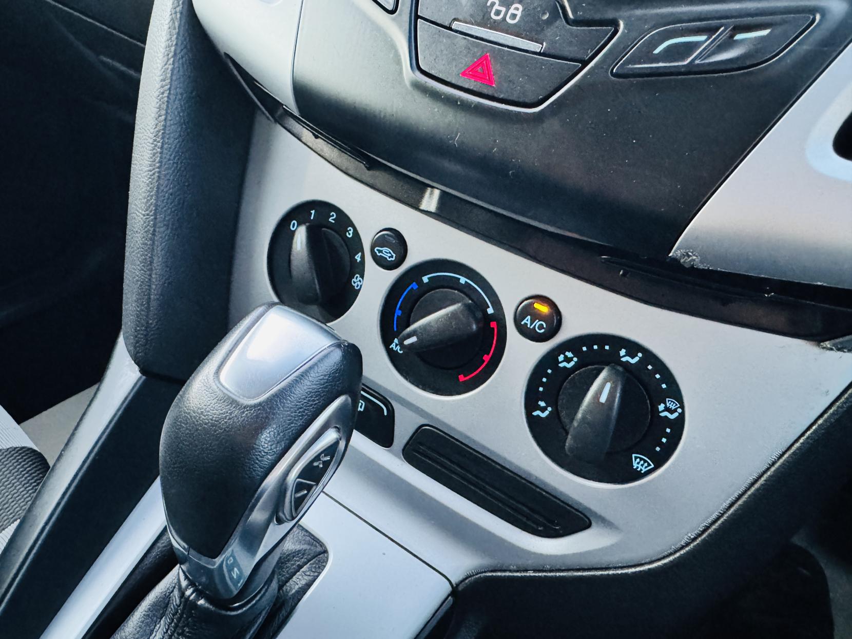 Ford Focus 1.6 Zetec Hatchback 5dr Petrol Powershift Euro 5 (125 ps)