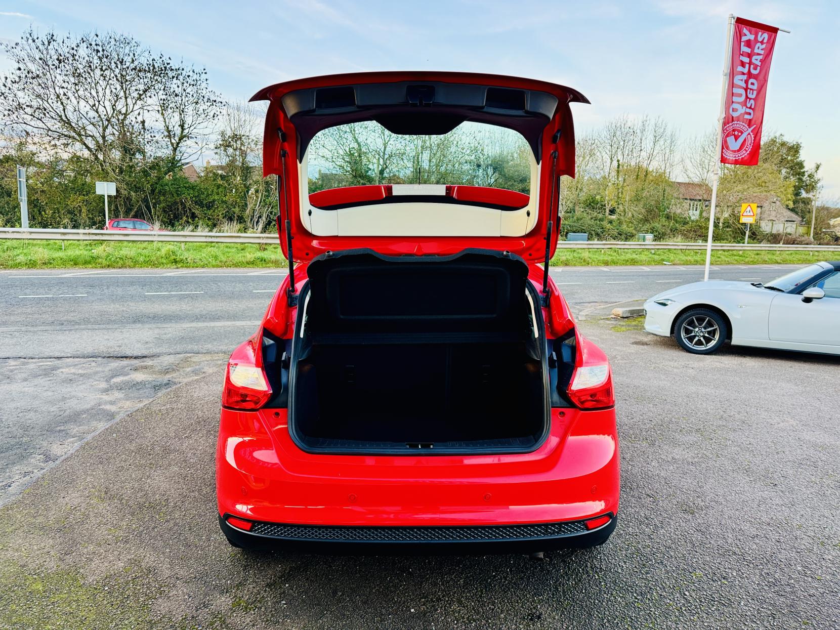 Ford Focus 1.6 Zetec Hatchback 5dr Petrol Powershift Euro 5 (125 ps)