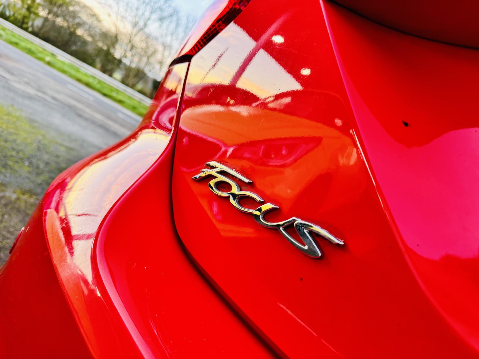 Ford Focus 1.6 Zetec Hatchback 5dr Petrol Powershift Euro 5 (125 ps)