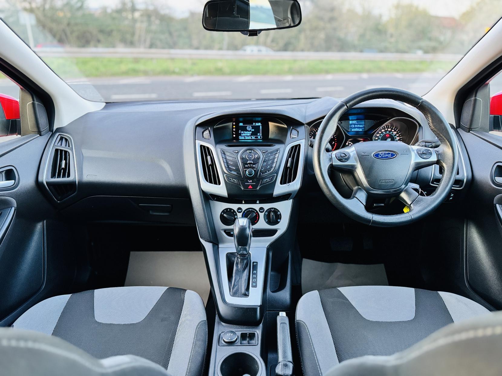 Ford Focus 1.6 Zetec Hatchback 5dr Petrol Powershift Euro 5 (125 ps)