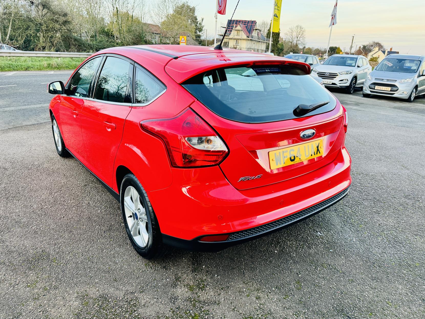Ford Focus 1.6 Zetec Hatchback 5dr Petrol Powershift Euro 5 (125 ps)