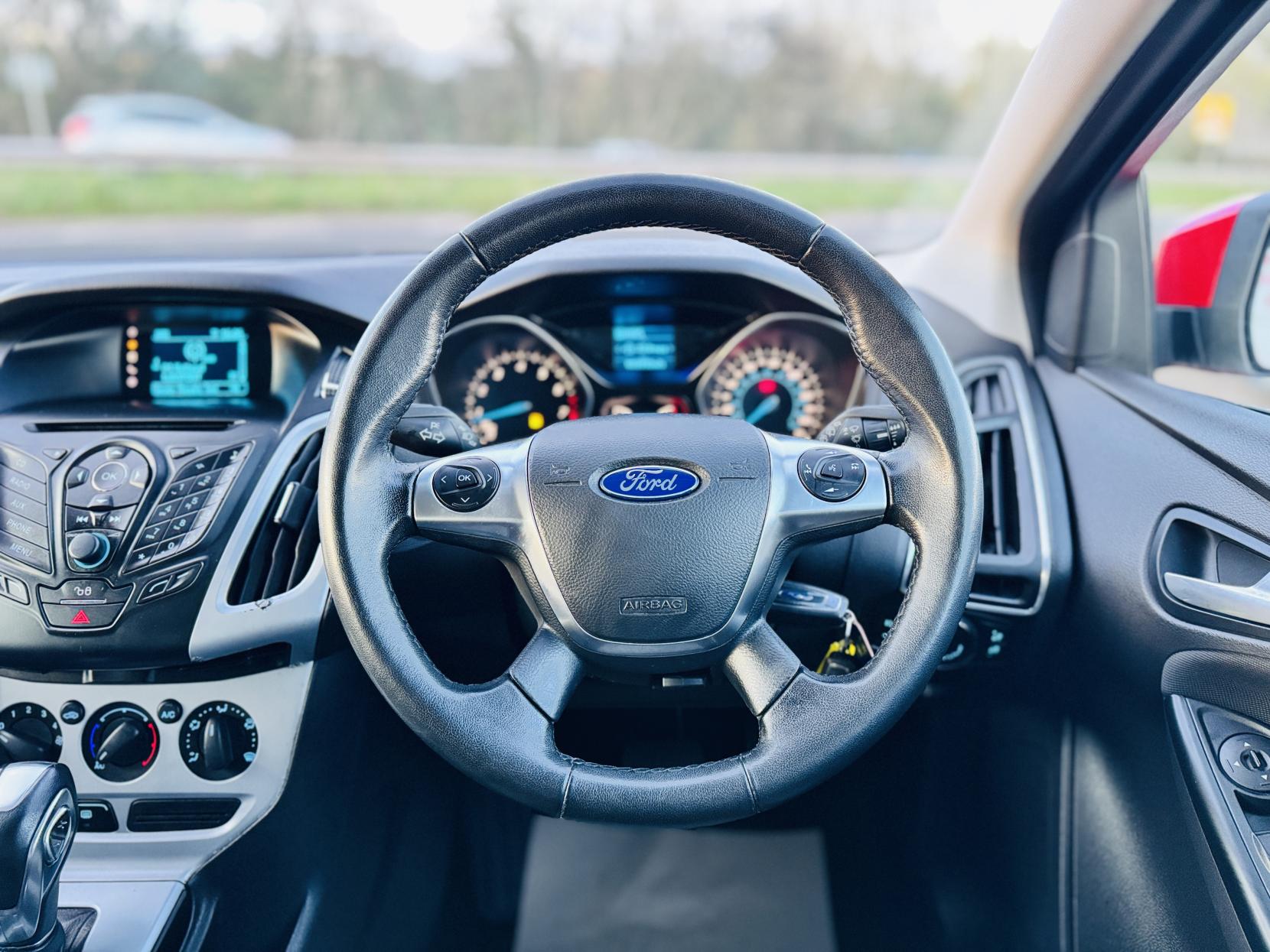 Ford Focus 1.6 Zetec Hatchback 5dr Petrol Powershift Euro 5 (125 ps)