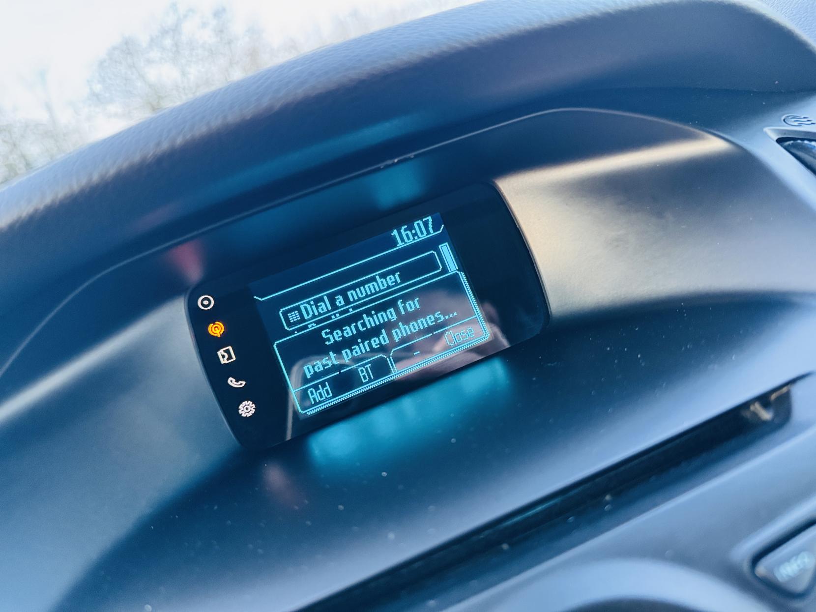 Ford Focus 1.6 Zetec Hatchback 5dr Petrol Powershift Euro 5 (125 ps)