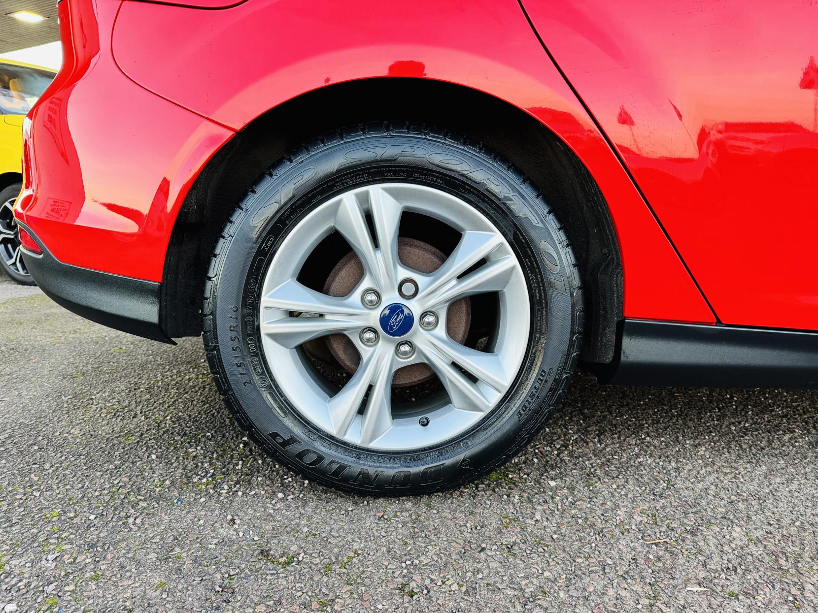 Ford Focus 1.6 Zetec Hatchback 5dr Petrol Powershift Euro 5 (125 ps)