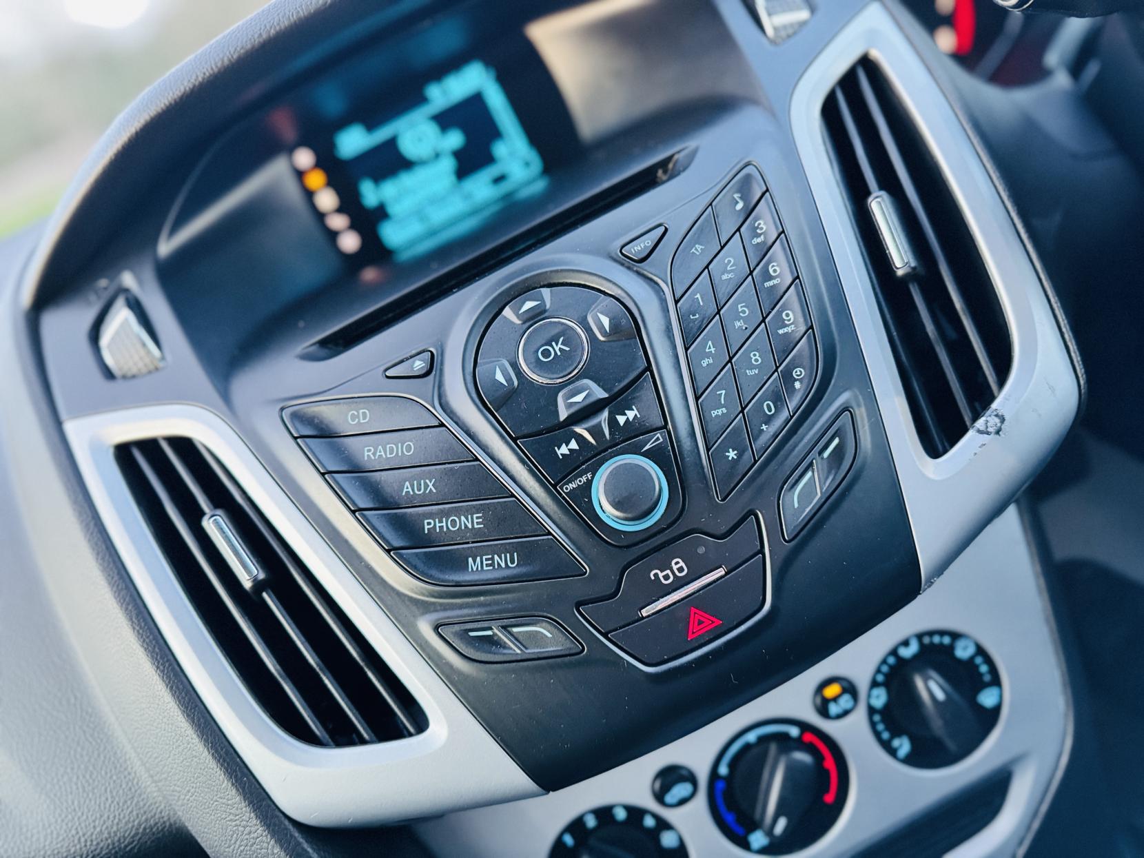 Ford Focus 1.6 Zetec Hatchback 5dr Petrol Powershift Euro 5 (125 ps)