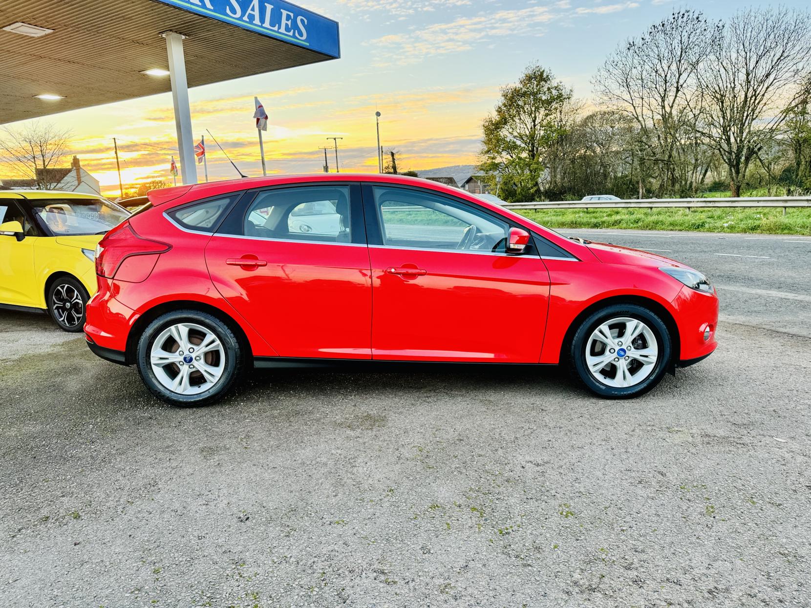 Ford Focus 1.6 Zetec Hatchback 5dr Petrol Powershift Euro 5 (125 ps)