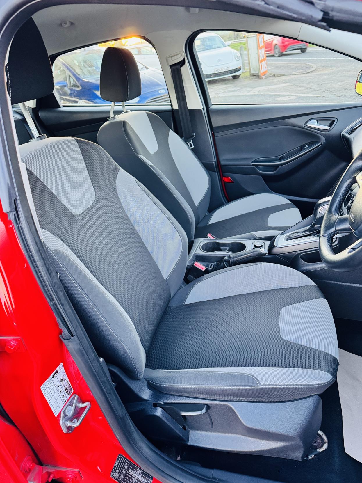 Ford Focus 1.6 Zetec Hatchback 5dr Petrol Powershift Euro 5 (125 ps)