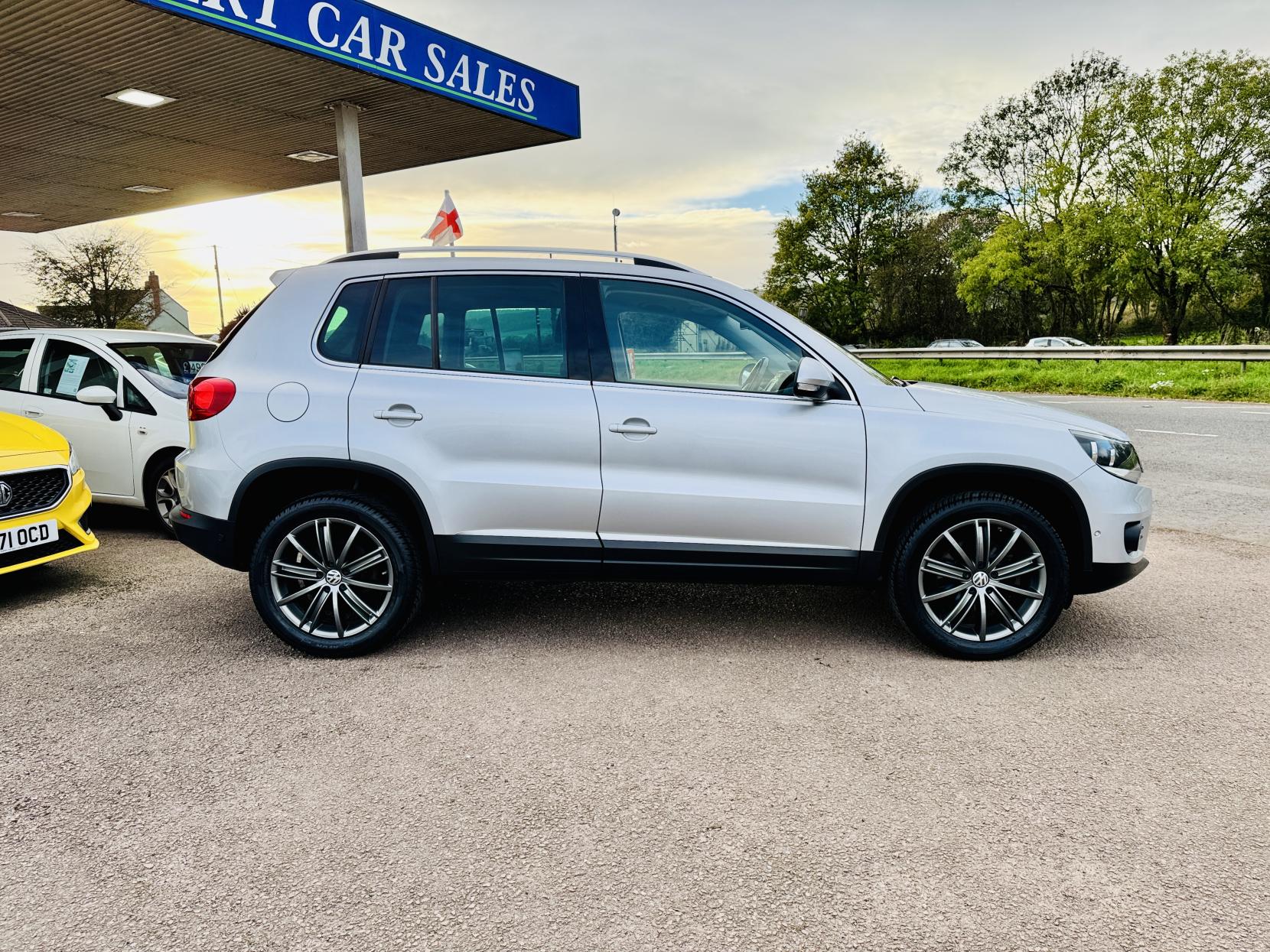 Volkswagen Tiguan 2.0 TDI BlueMotion Tech SE SUV 5dr Diesel DSG 4WD Euro 5 (s/s) (140 ps)