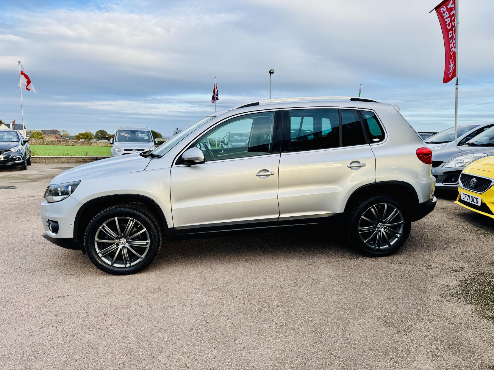 Volkswagen Tiguan 2.0 TDI BlueMotion Tech SE SUV 5dr Diesel DSG 4WD Euro 5 (s/s) (140 ps)