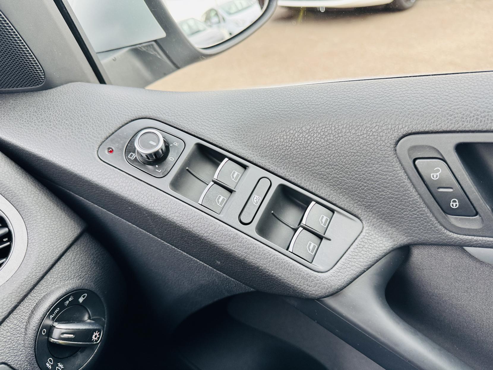 Volkswagen Tiguan 2.0 TDI BlueMotion Tech SE SUV 5dr Diesel DSG 4WD Euro 5 (s/s) (140 ps)