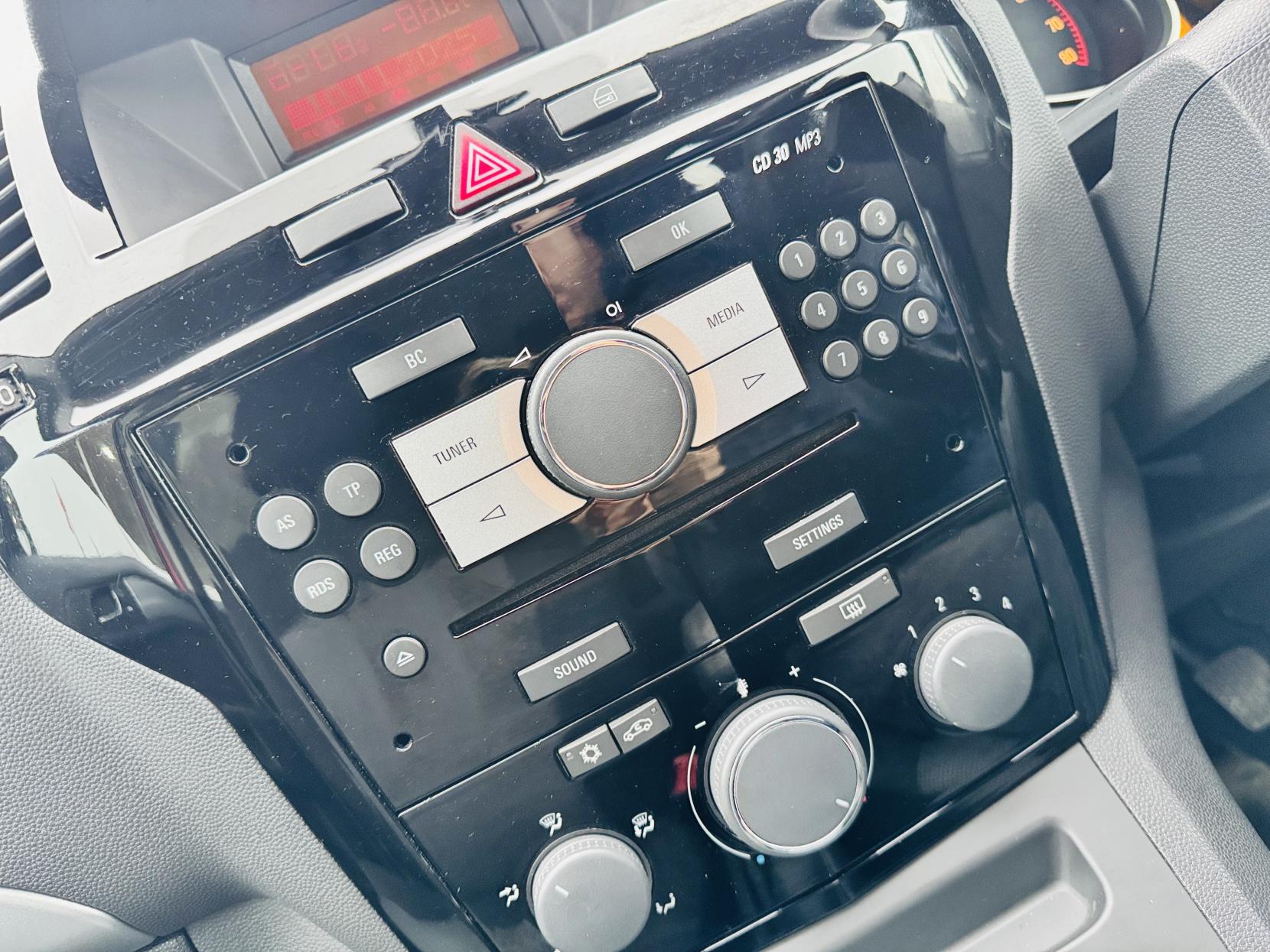 Vauxhall Zafira 1.8 16V Exclusiv MPV 5dr Petrol Manual Euro 5 (120 ps)