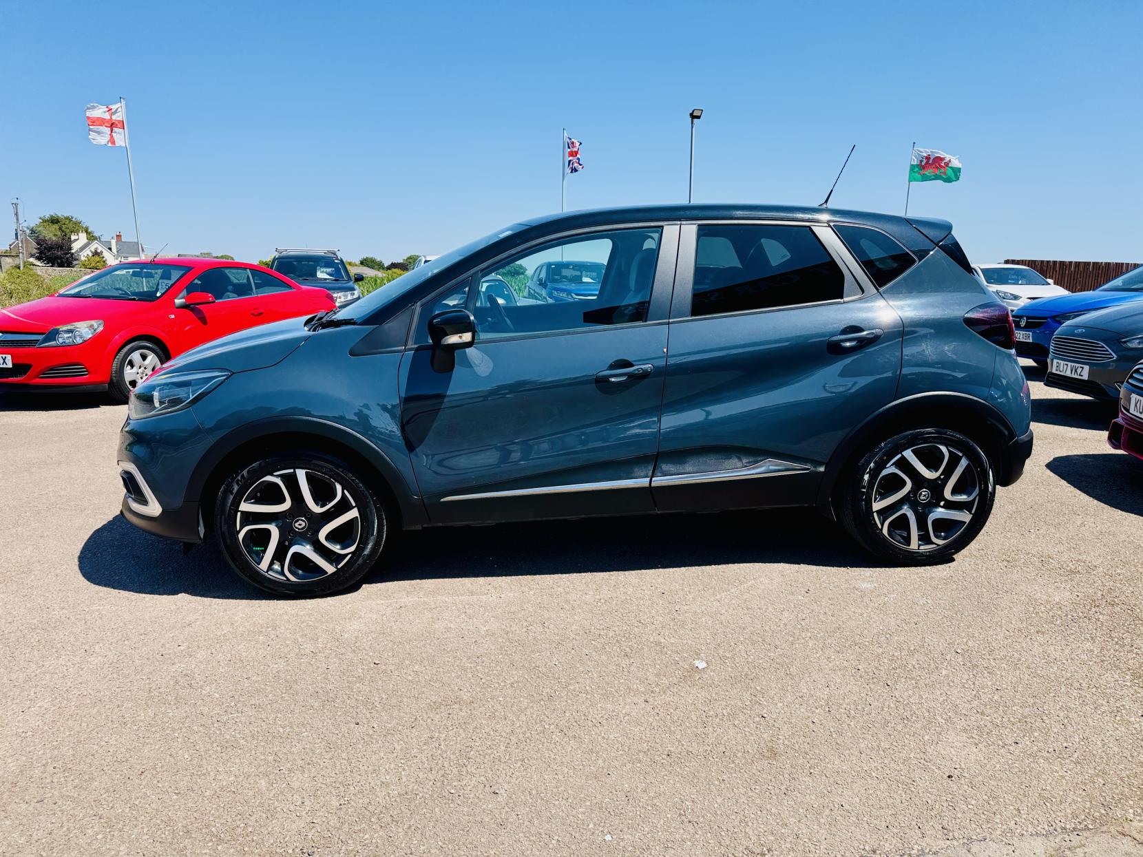 Renault Captur 0.9 TCe ENERGY Iconic SUV 5dr Petrol Manual Euro 6 (s/s) (90 ps)