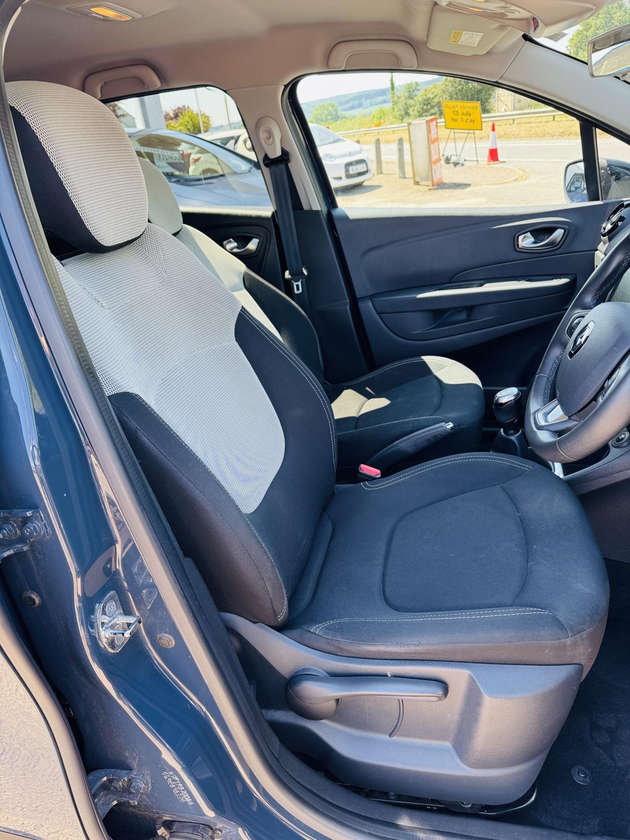 Renault Captur 0.9 TCe ENERGY Iconic SUV 5dr Petrol Manual Euro 6 (s/s) (90 ps)