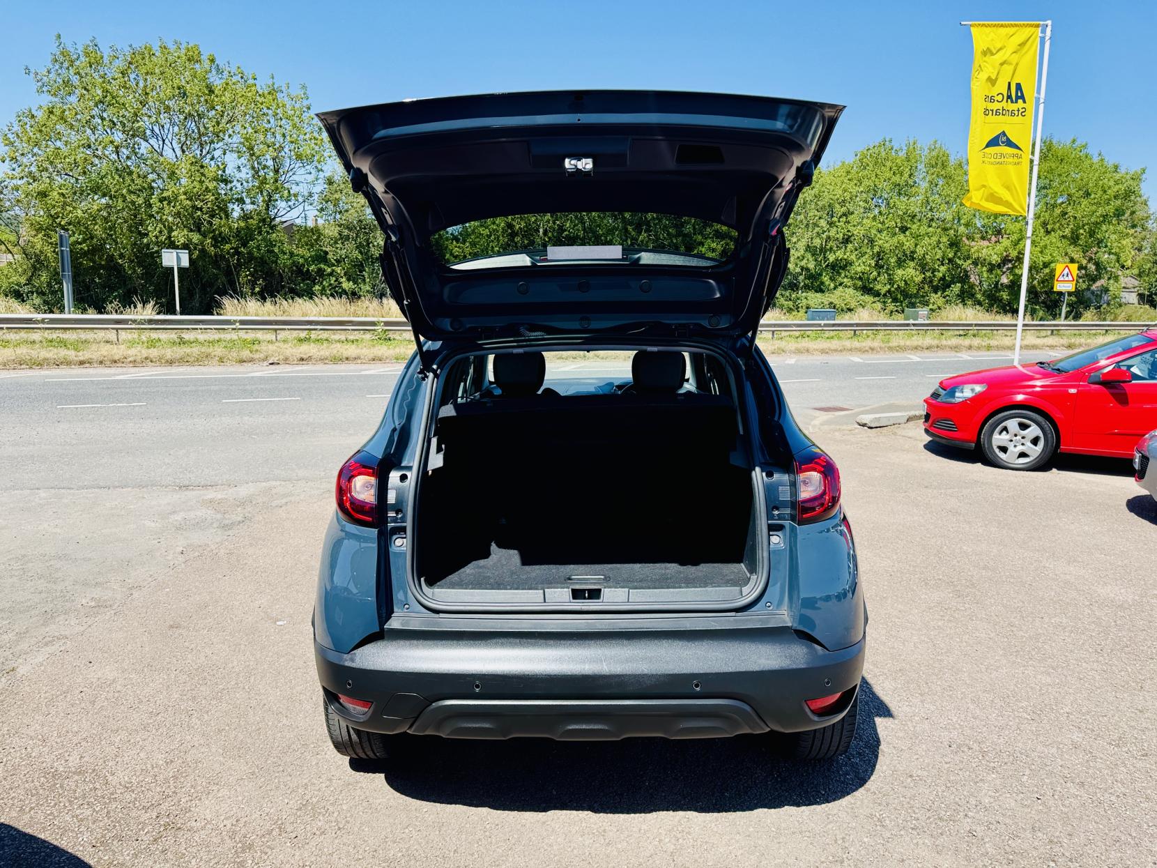 Renault Captur 0.9 TCe ENERGY Iconic SUV 5dr Petrol Manual Euro 6 (s/s) (90 ps)