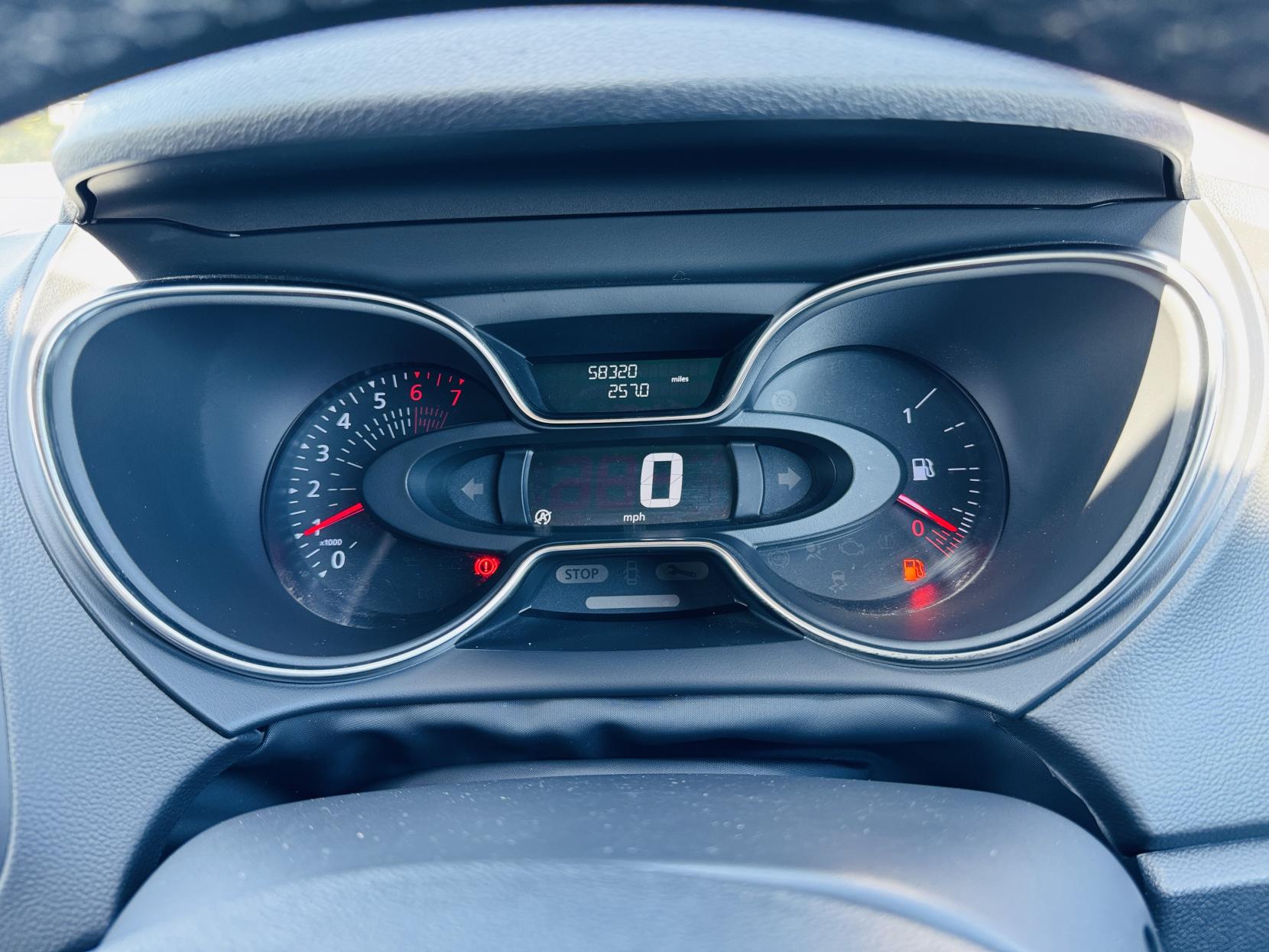 Renault Captur 0.9 TCe ENERGY Iconic SUV 5dr Petrol Manual Euro 6 (s/s) (90 ps)